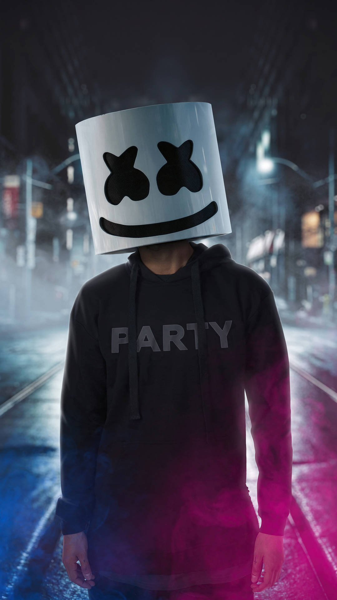 一個人戴著棉花糖頭盔和印有「PARTY」的連帽衫，夜晚站在霓虹燈照亮的城市街道上。