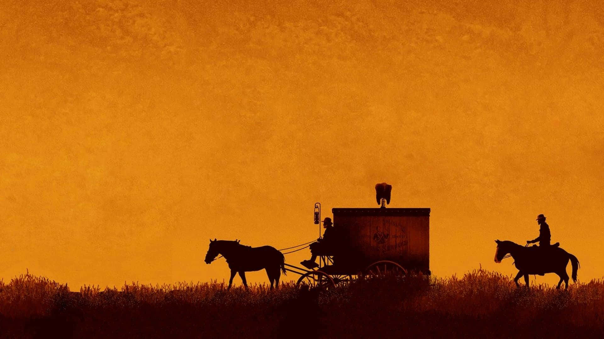 Wild West 桌布 壁紙 — 馬車與騎手的剪影在日落時分穿越金色田野，天空紋理豐富。