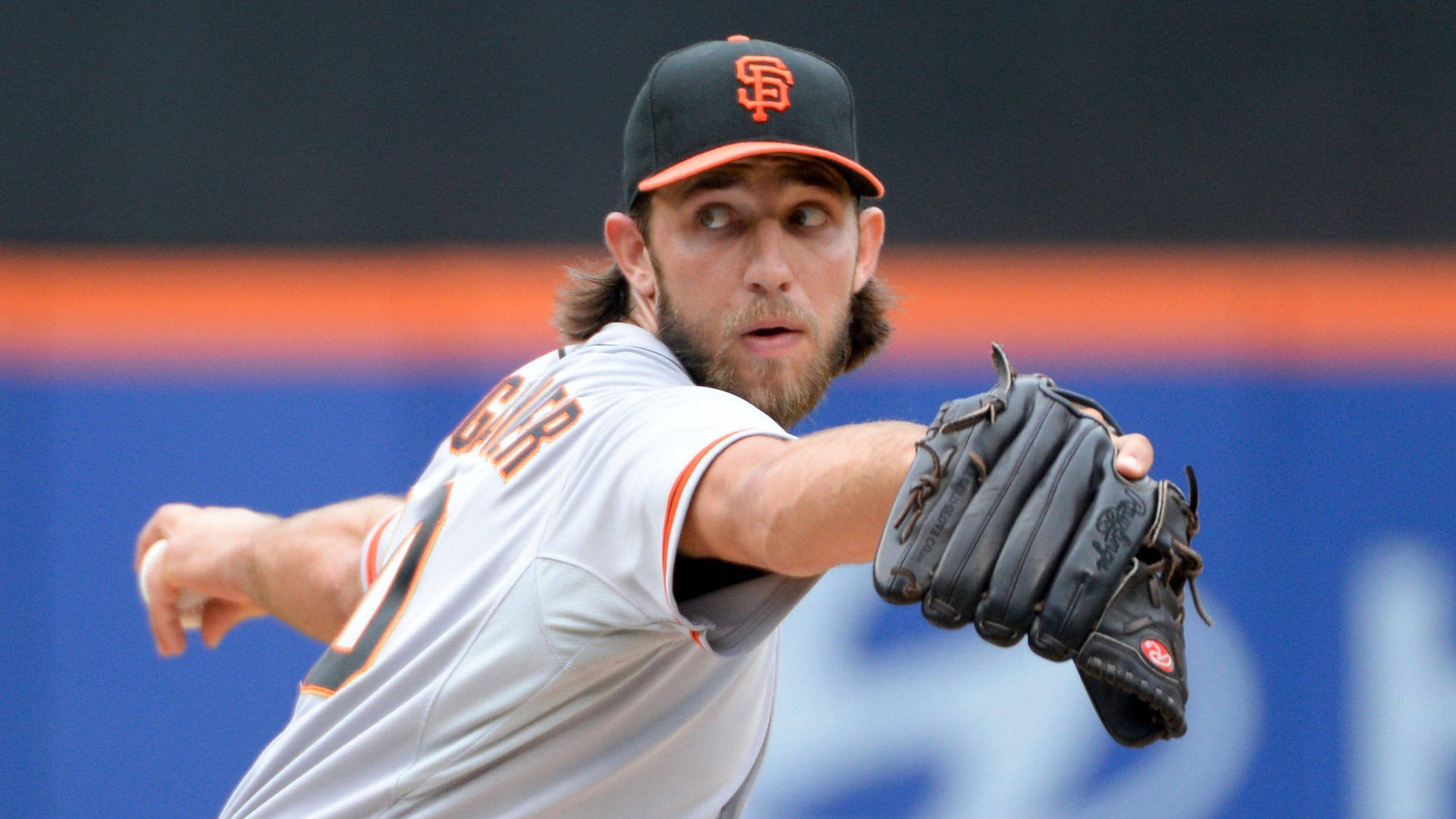 身穿巨人隊球衣的棒球投手在比賽中投球。