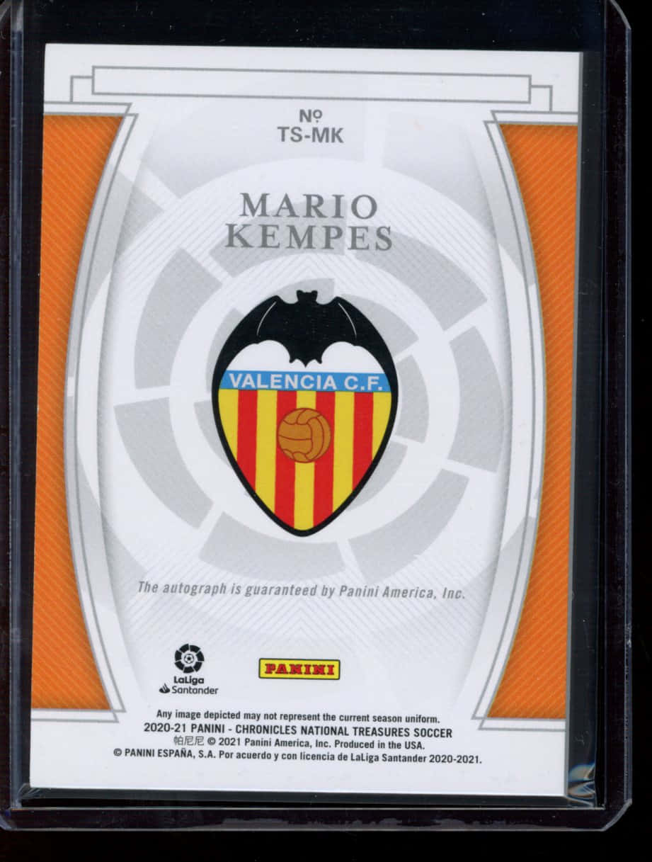 馬里奧·肯佩斯瓦倫西亞CF隊框裝畫 壁紙 — 一張收藏級足球卡， featuring Mario Kempes，帶有華倫西亞 C.F. 會徽和簽名保證。
