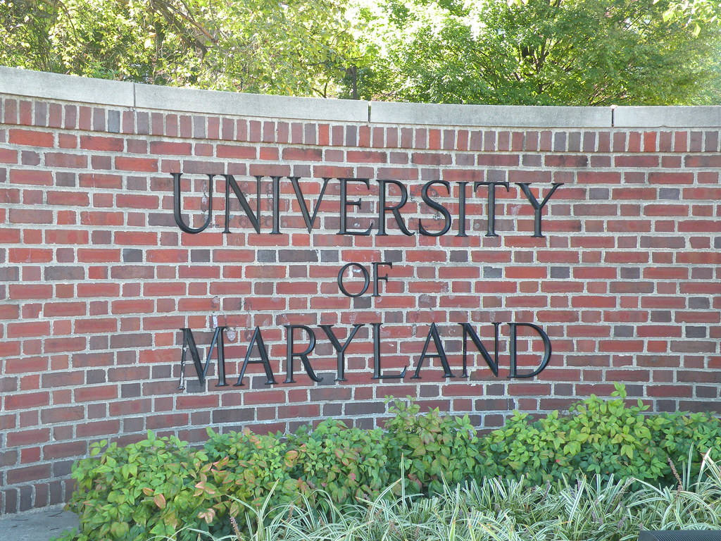 University of Maryland 的磚製標誌，在晴朗的日子被綠意環繞。
