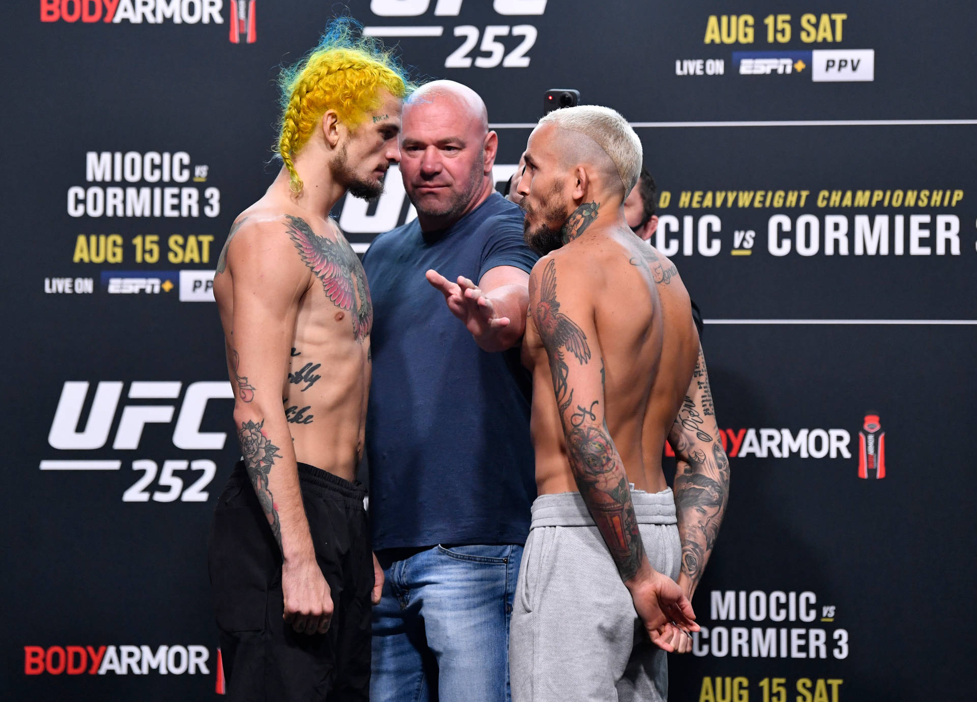 兩名有紋身的男性MMA拳手在UFC稱重中與Dana White對峙。