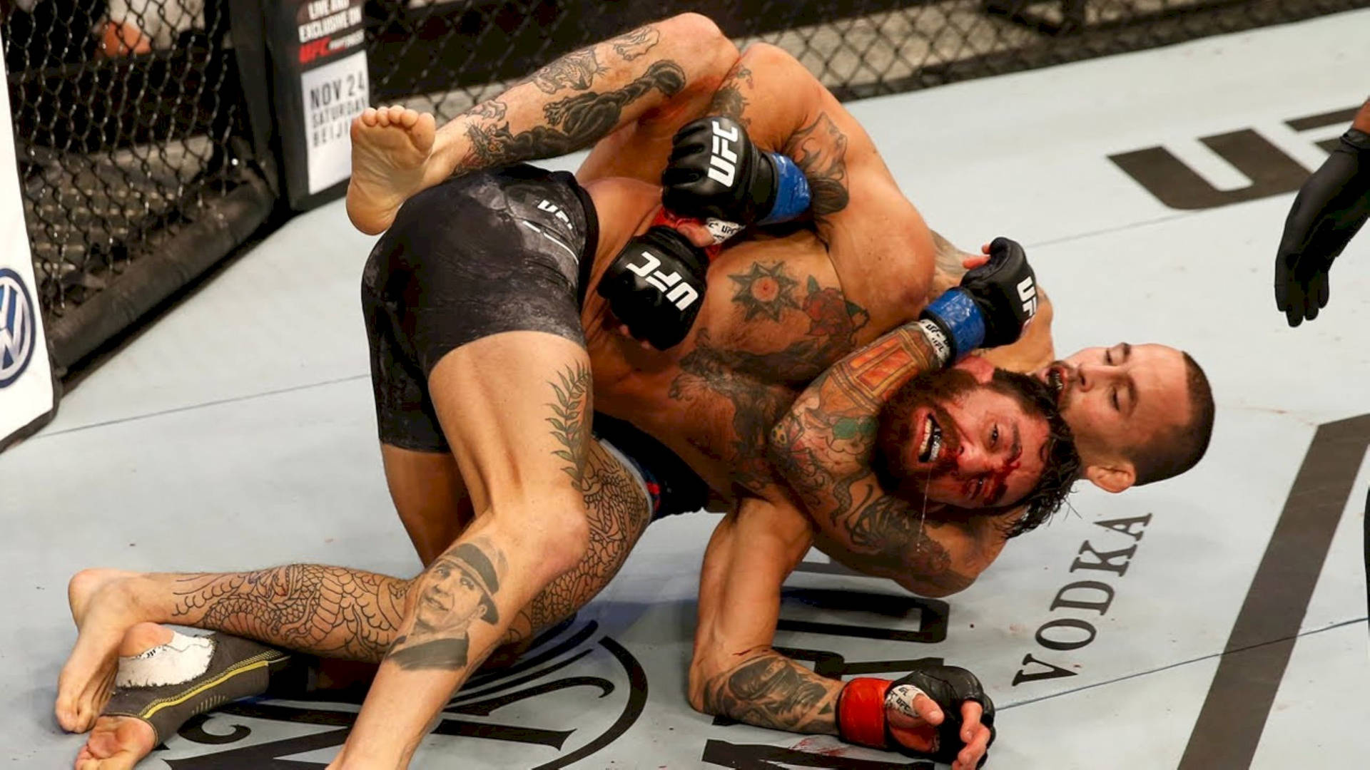 兩名MMA拳手在UFC八角籠內進行纏鬥比賽。