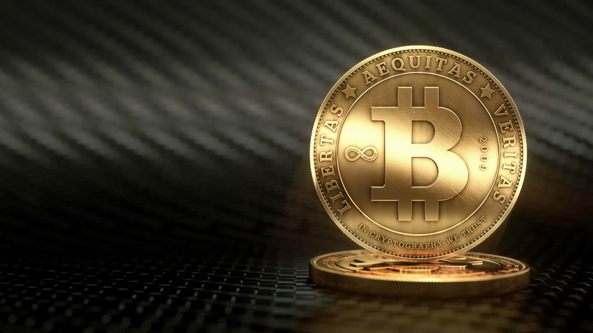 一枚帶有雕刻文字的金色比特幣硬幣直立於深色紋理表面上。