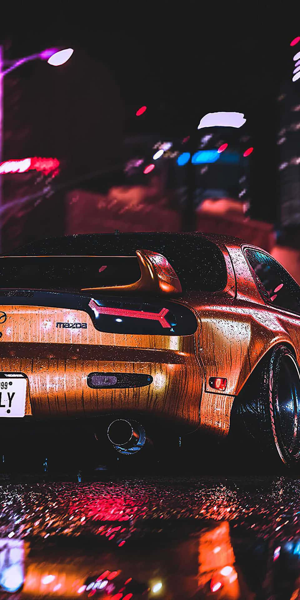 一輛時尚跑車在夜間停泊在濕漉漉的城市街道上，霓虹燈下。