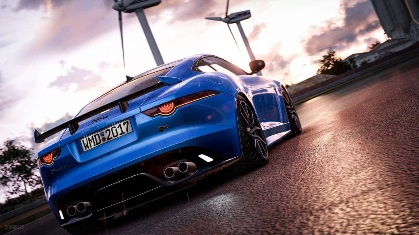 駕馭 Project Cars 的賽車體驗 壁紙 — 一輛充滿活力的藍色積架F-Type跑車在戲劇性的日落天空下，在潮濕的賽道上閃閃發光。