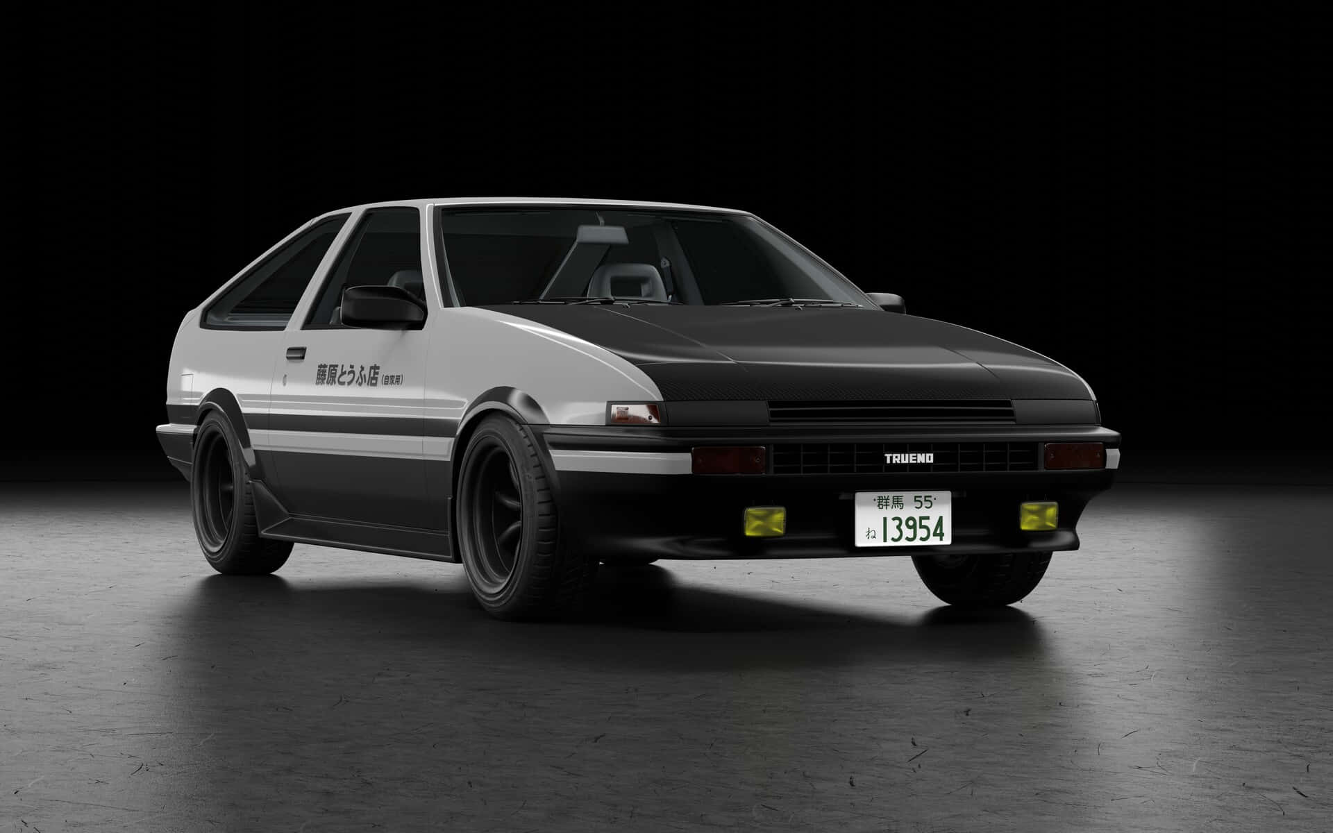 黑白豐田AE86跑車，帶有日文字和黃色頭燈，在黑暗的攝影棚中。