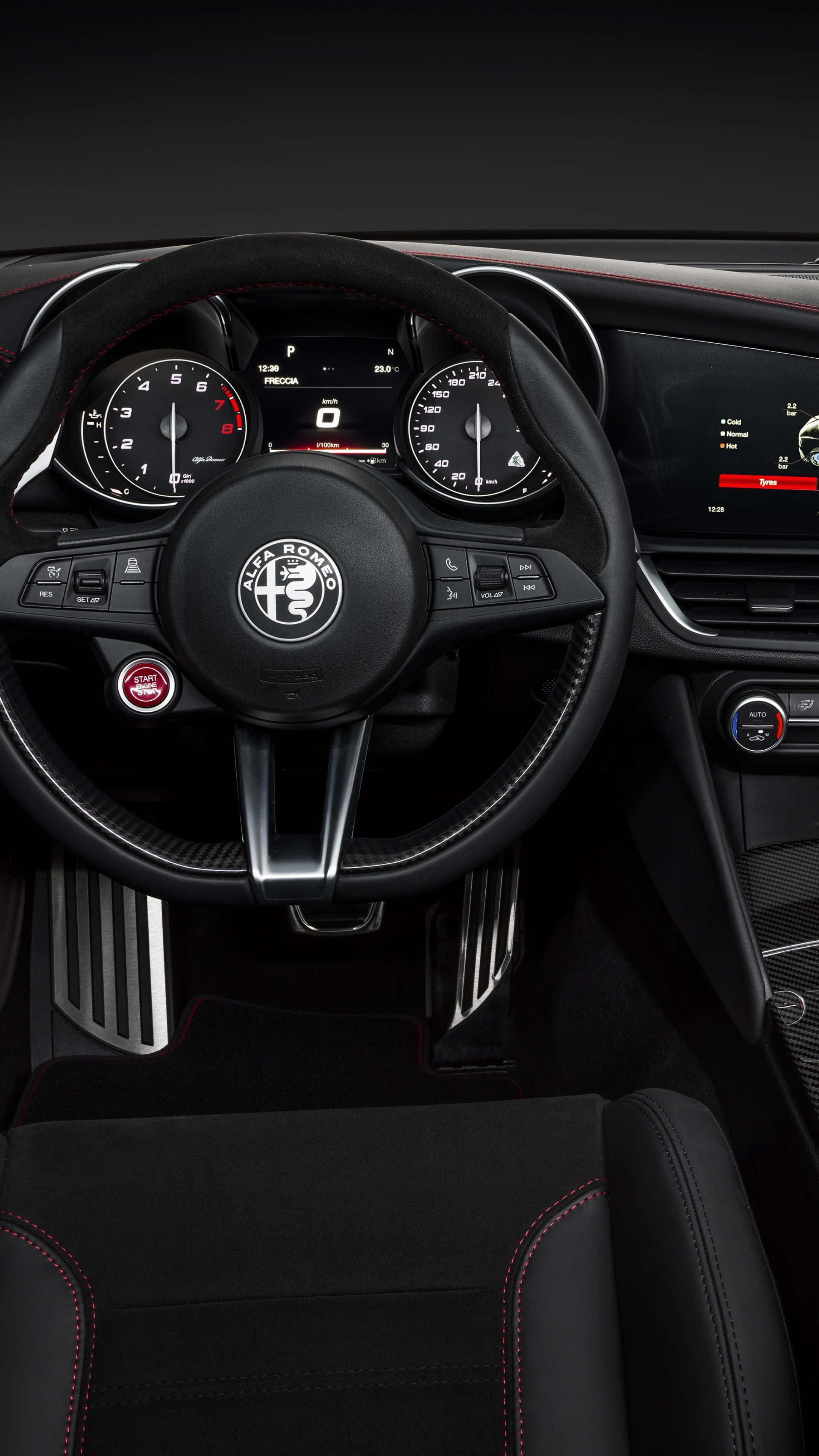 駕馭Alfa Romeo——科技與極致樂趣的完美結合 壁紙 — 黑色 Alfa Romeo 汽車內飾特寫，帶有紅色縫線和數碼儀表板。