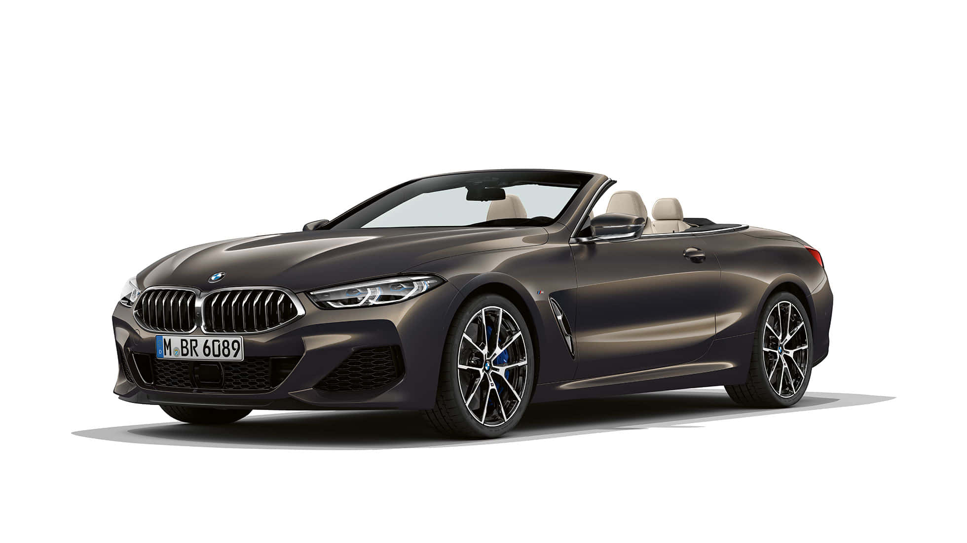 駕馭BMW 2 Series Gran Coupé，展現非凡風采 壁紙 — 一架時尚的深灰色寶馬開篷車，配備米色內飾和黑色輪圈，孤立在白色背景上。