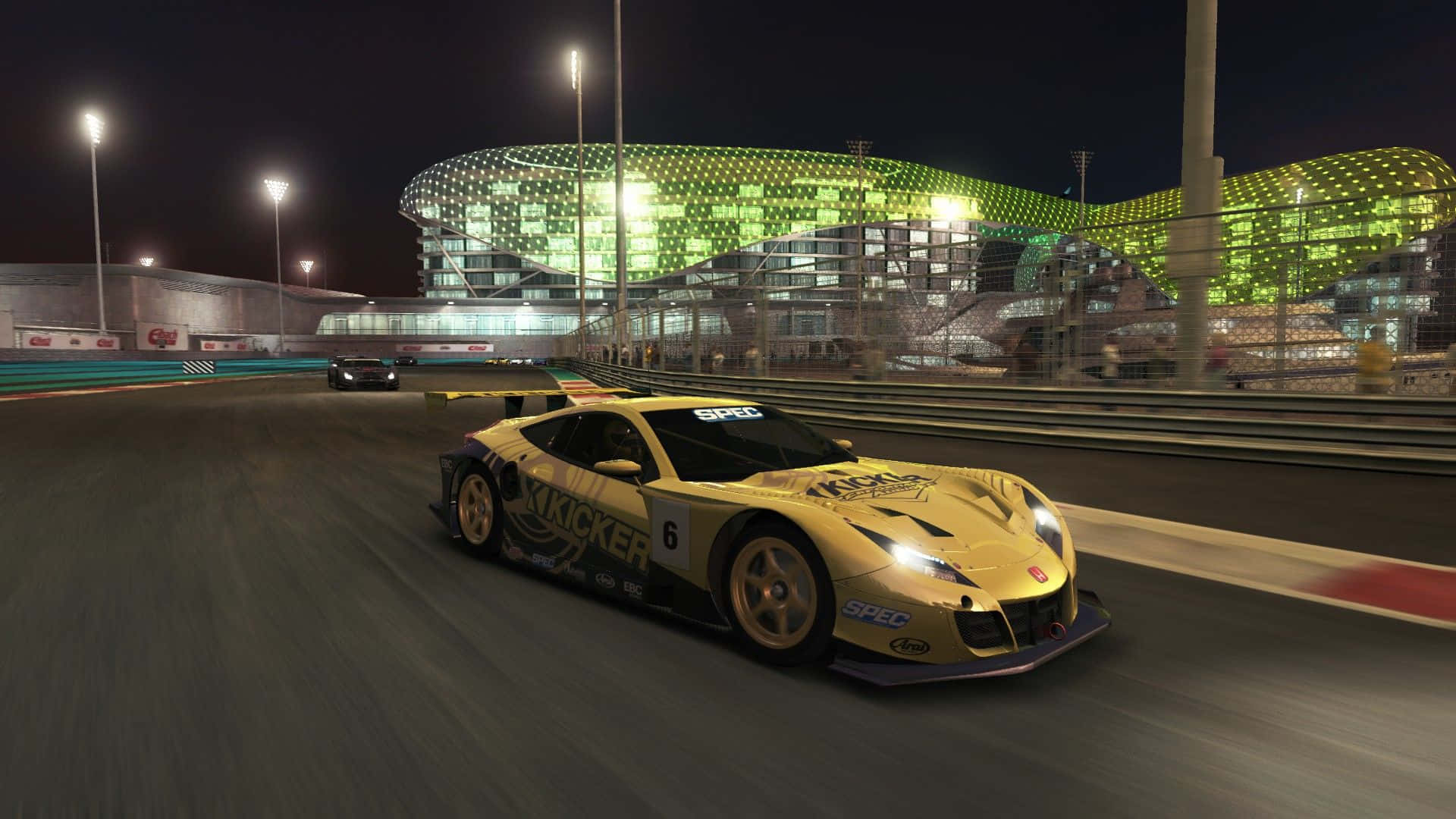 駕馭全球異國風情，體驗 Grid Autosport 壁紙 — 一輛金色賽車在夜間賽道上飛馳，背景是一個發光的綠色未來主義體育場。