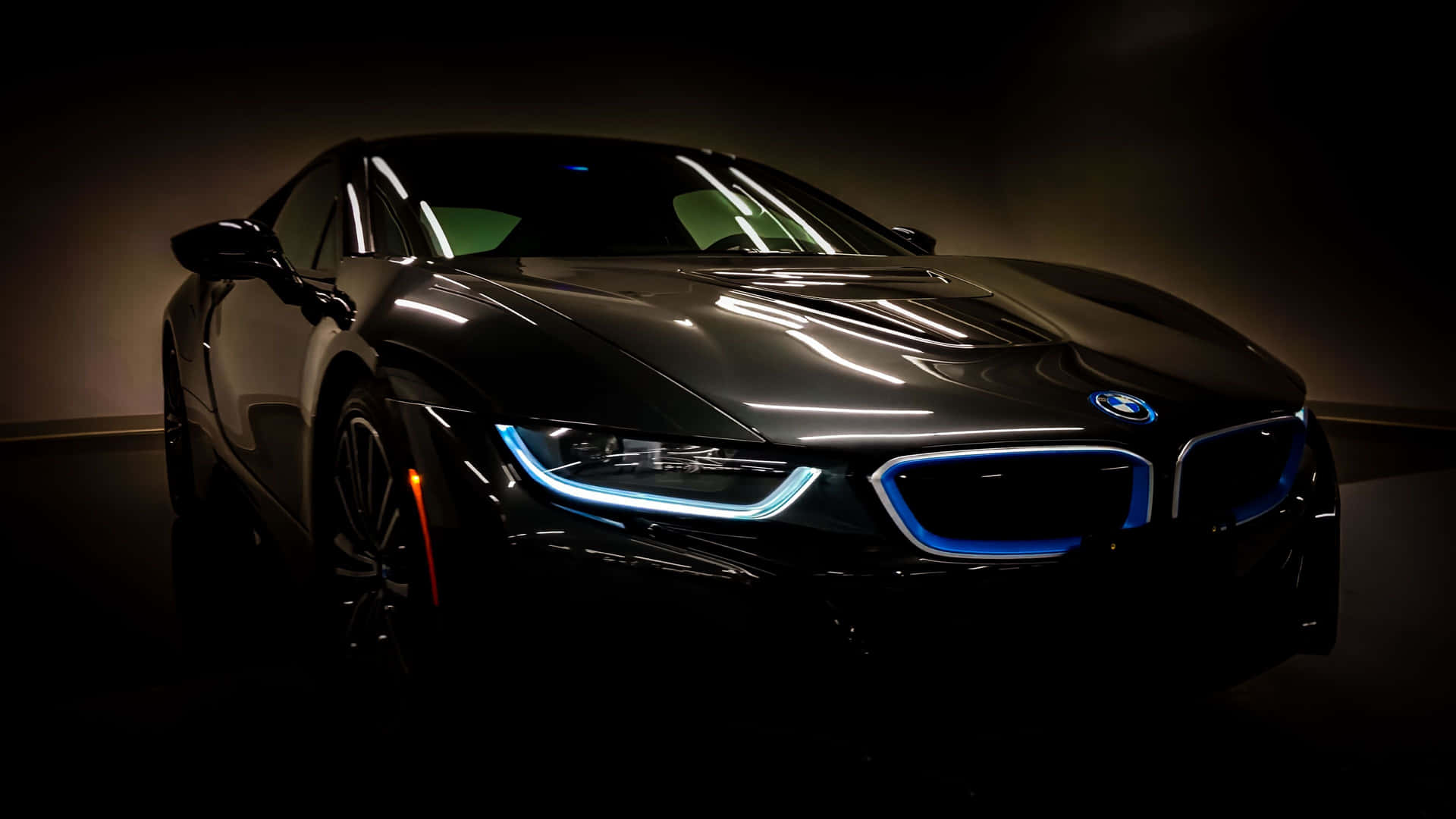 黑色BMW i8電動跑車在黑暗的攝影棚中發出藍色光芒。