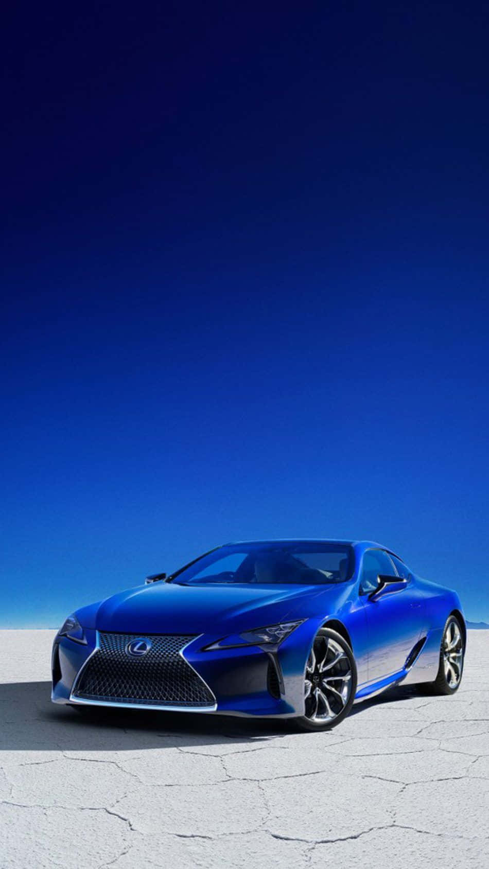 藍色 Lexus 跑車在龜裂的沙漠地面上，清澈藍天下
