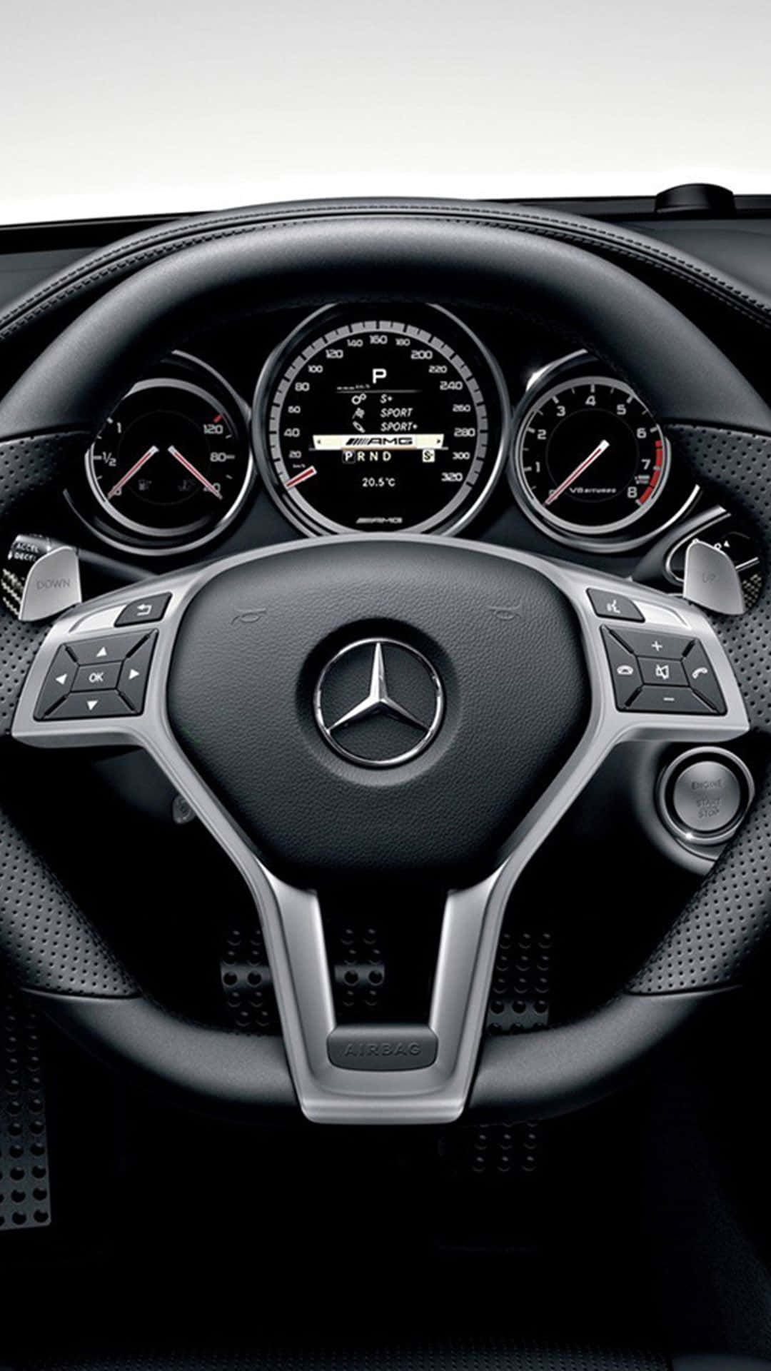 Mercedes AMG汽車方向盤特寫，帶有數碼顯示屏。