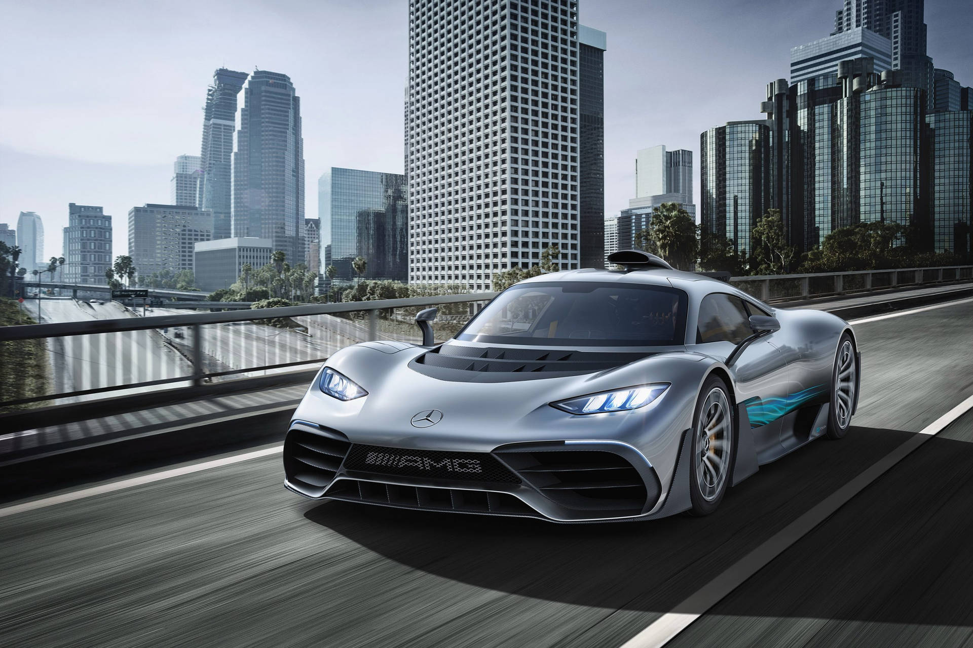 銀色 Mercedes-AMG 跑車在都市大橋上飛馳，背景有摩天大樓。