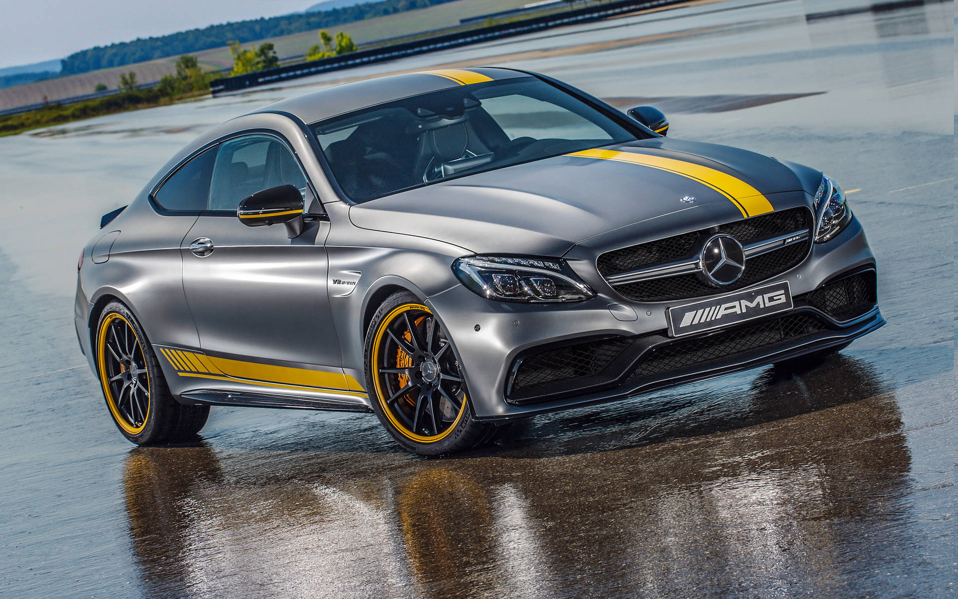 銀色 Mercedes-AMG C63 Coupe 在潮濕賽道上帶有黃色點綴