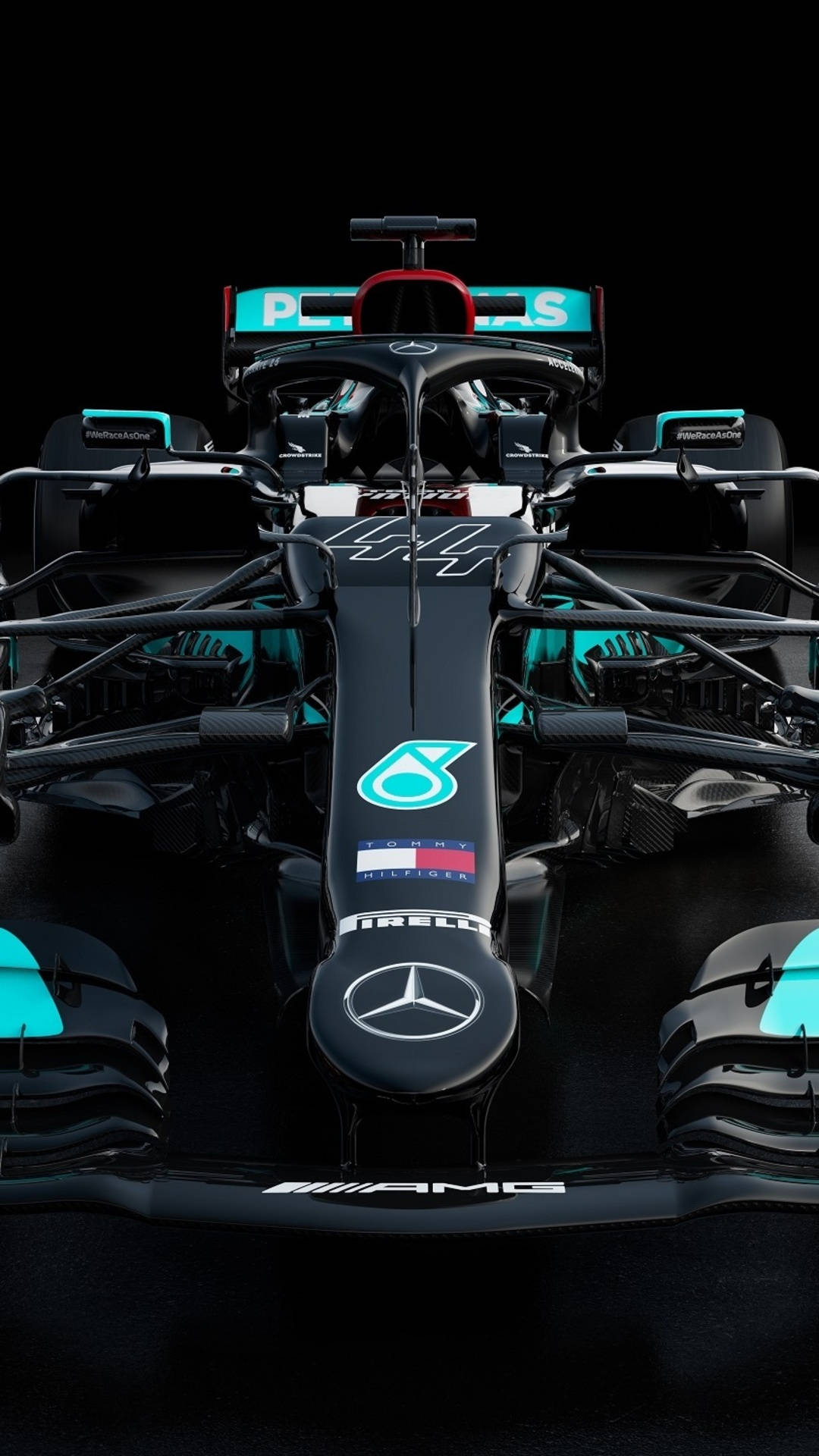 帶有 Mercedes AMG 品牌標誌的黑色和藍綠色一級方程式賽車特寫。
