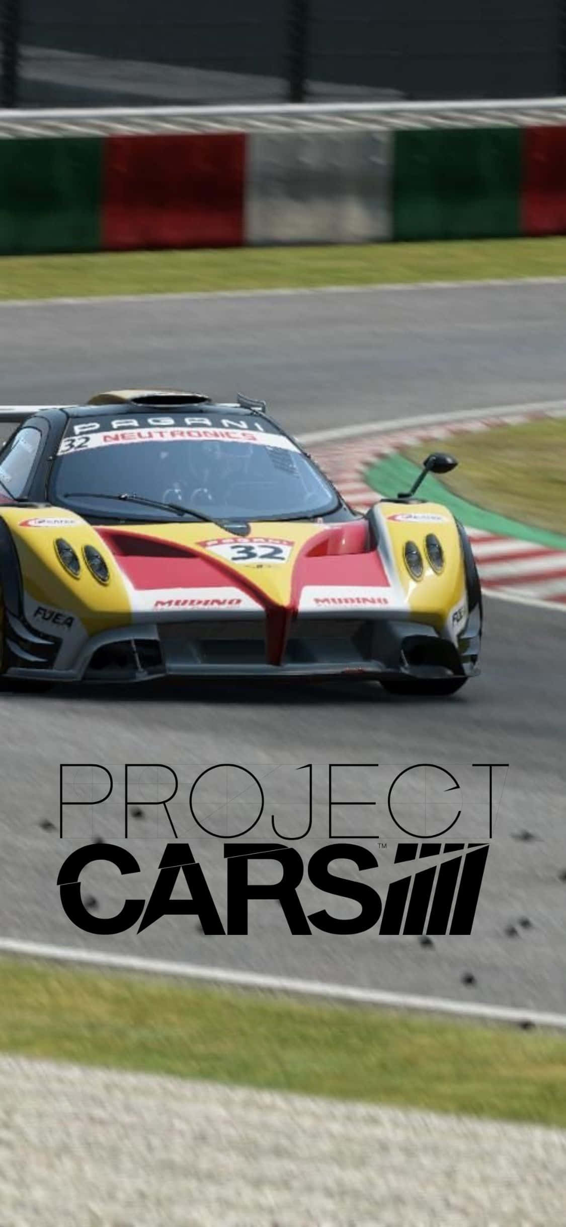 駕馭極限，與 iPhone XS Project Cars 一同突破 壁紙 — 一輛黃、紅、黑色的賽車在賽道上疾馳，背景有意大利國旗障礙物。