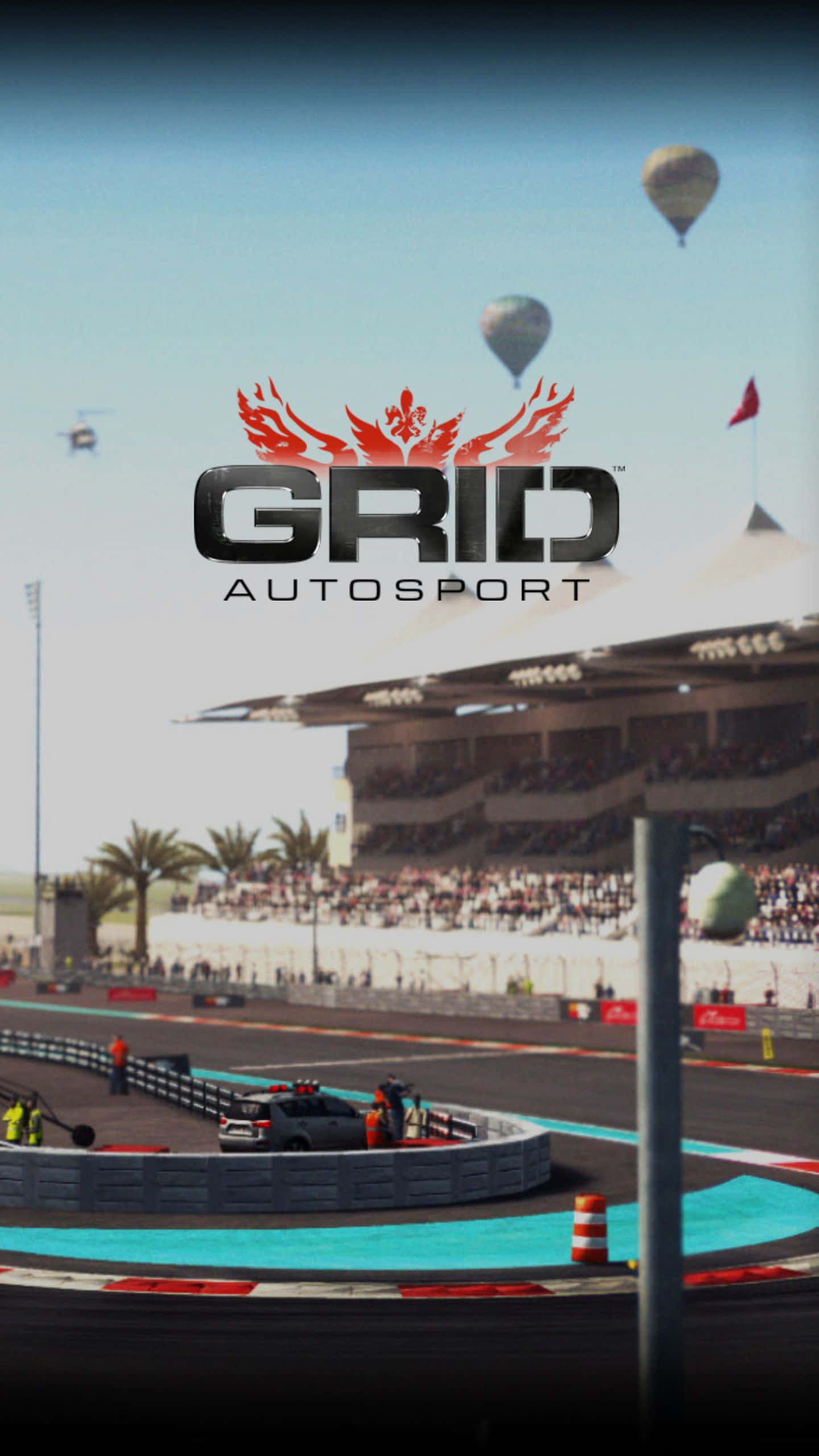 駕馭賽車，展現你的競技實力 — Android Grid Autosport 壁紙 — 一輛賽車在晴朗的天空下沿著彎曲的賽道行駛，現場有熱氣球和一個坐滿觀眾的看台。
