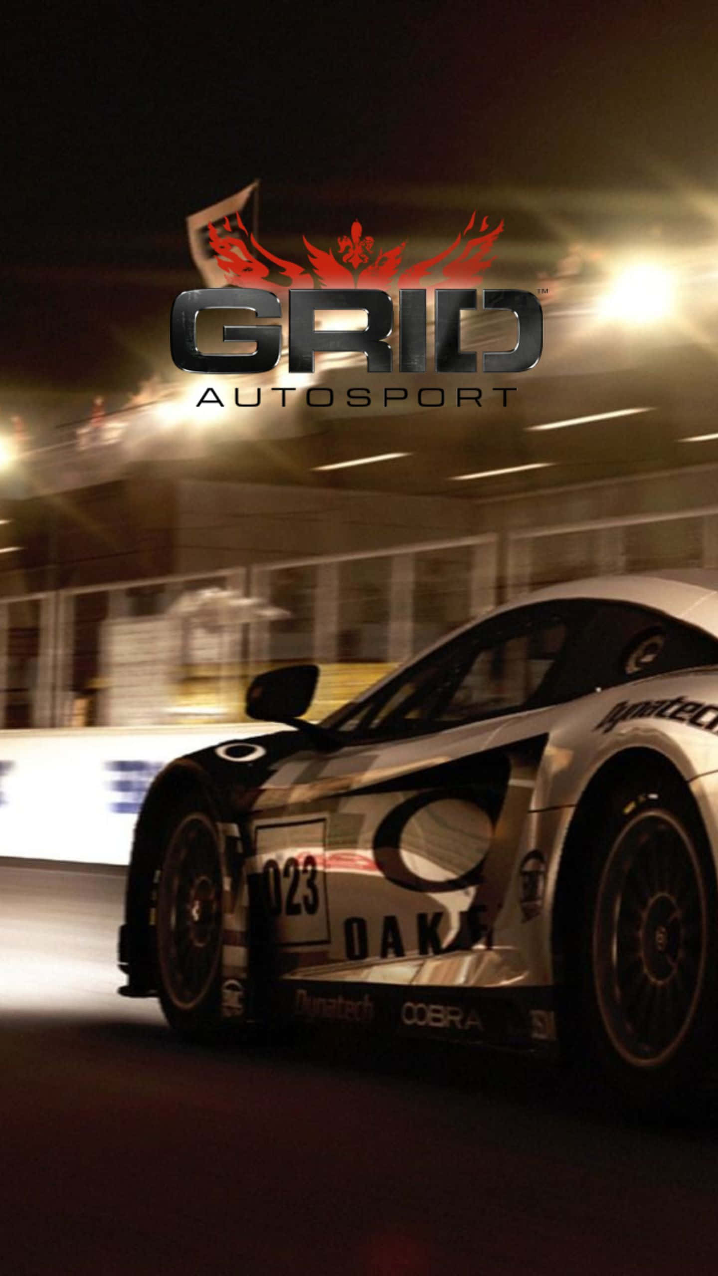 駕馭賽車，邁向刺激職業生涯 — Android Grid Autosport 壁紙 — 一輛流線型賽車在夜間賽道上疾馳，背景有動態模糊和發光的燈光。