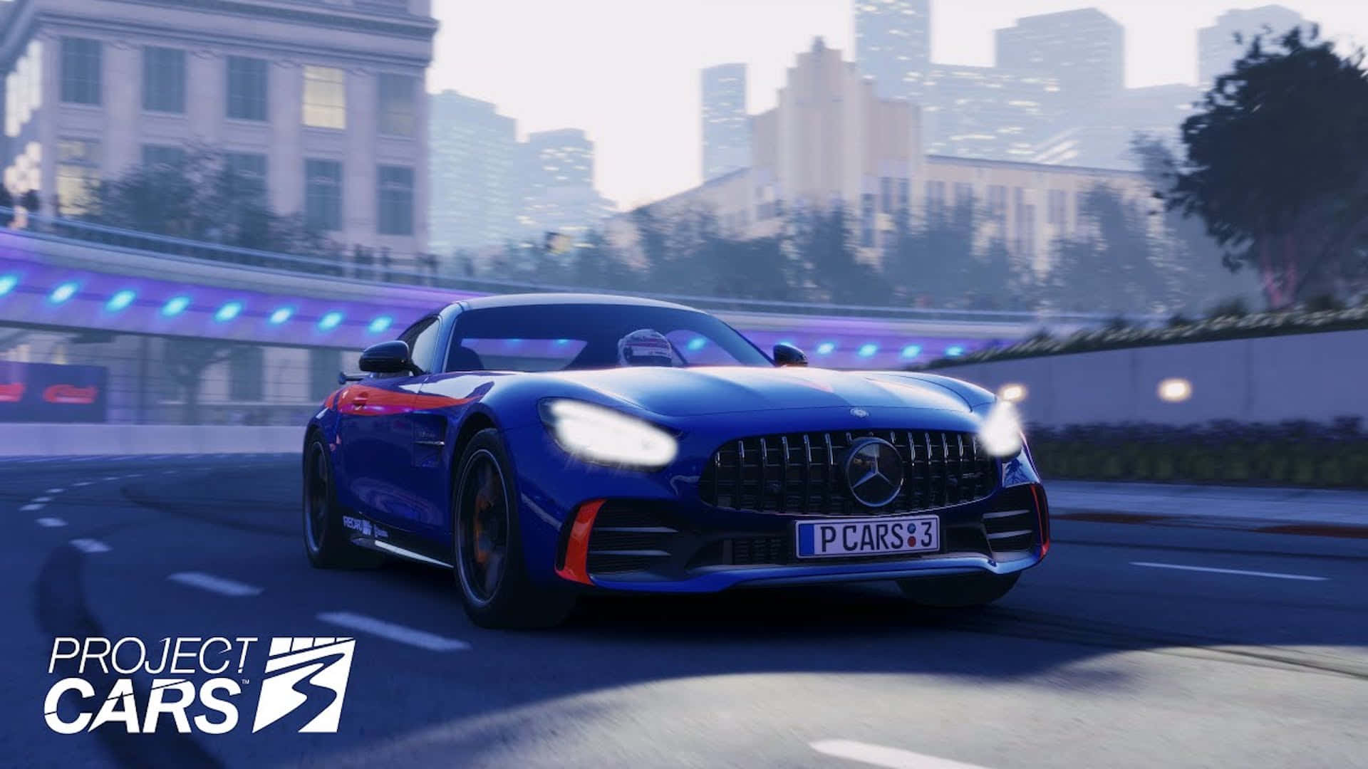 駕馭賽車的極致快感 — Project CARS 壁紙 — 一輛時尚的藍色 Mercedes-AMG GT 在黃昏時分穿過未來主義的城市景觀，霓虹燈閃爍，高樓林立。