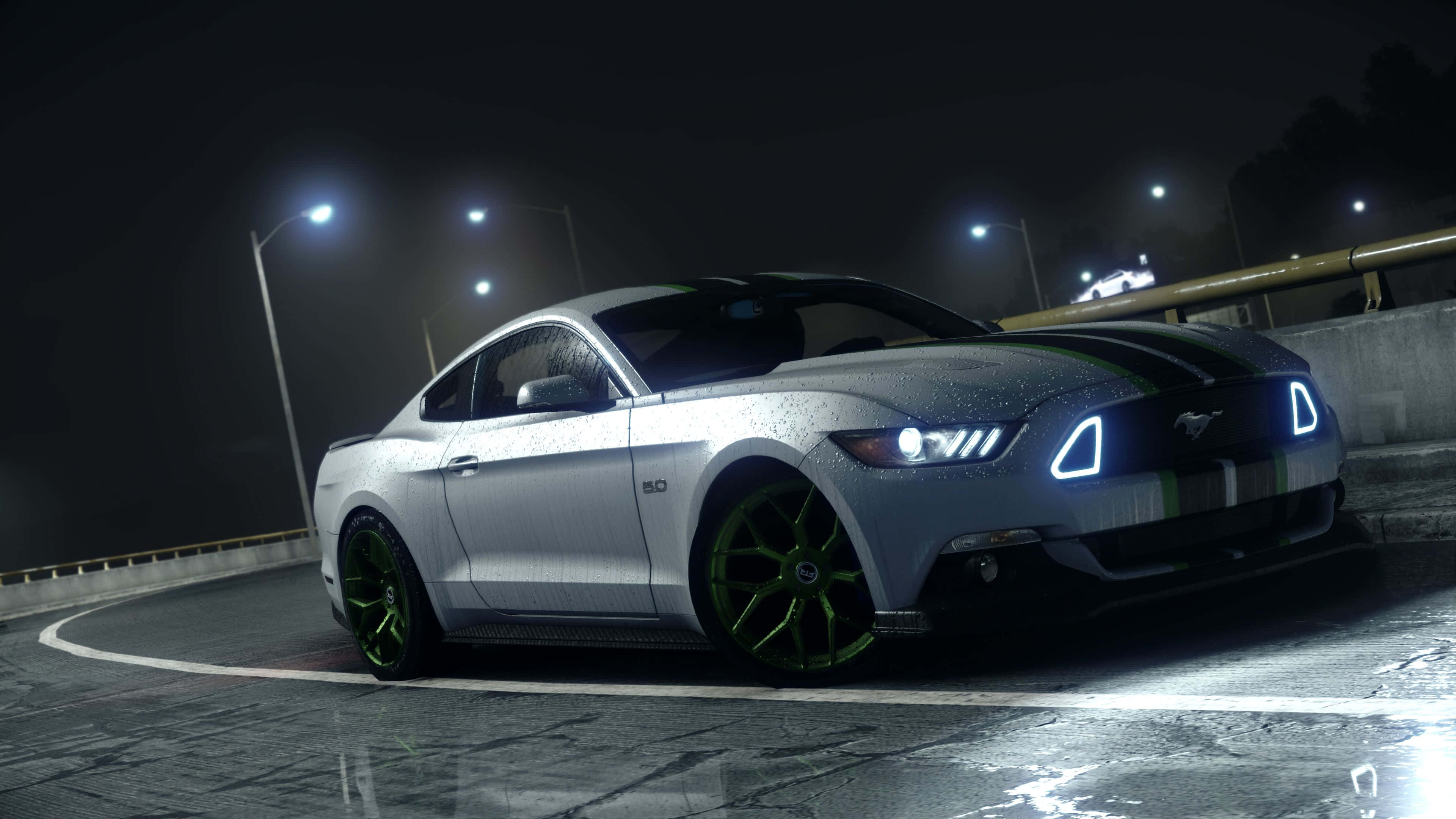駕馭速度，體驗《Need for Speed Payback》的快感人生 壁紙 — 一輛銀色福特野馬，帶有發光的綠色車輪和鋒利的前燈，在路燈下的潮濕夜間道路上蜿蜒行駛。