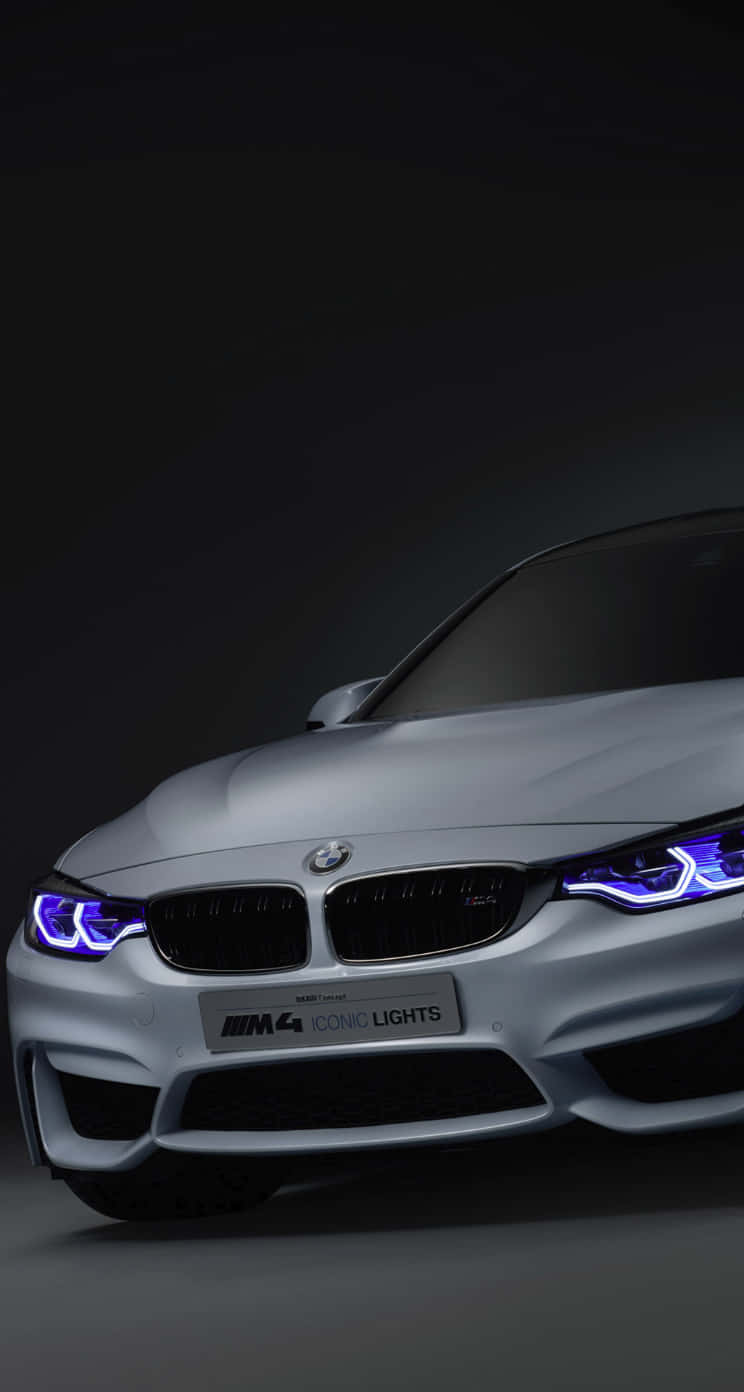銀色BMW M4在黑暗攝影棚中配備藍色頭燈