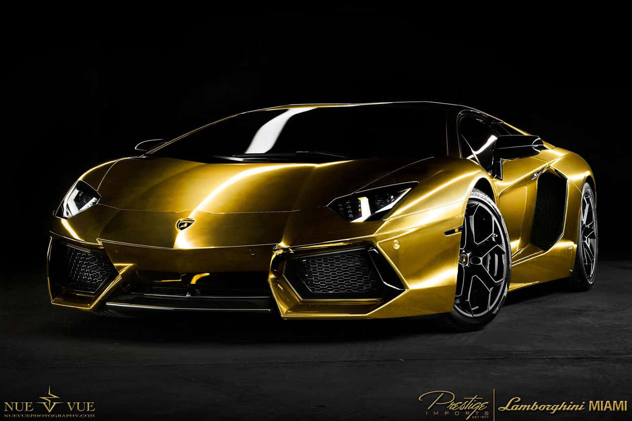金色林寶堅尼Aventador跑車在工作室中，配黑色輪圈和深色背景。
