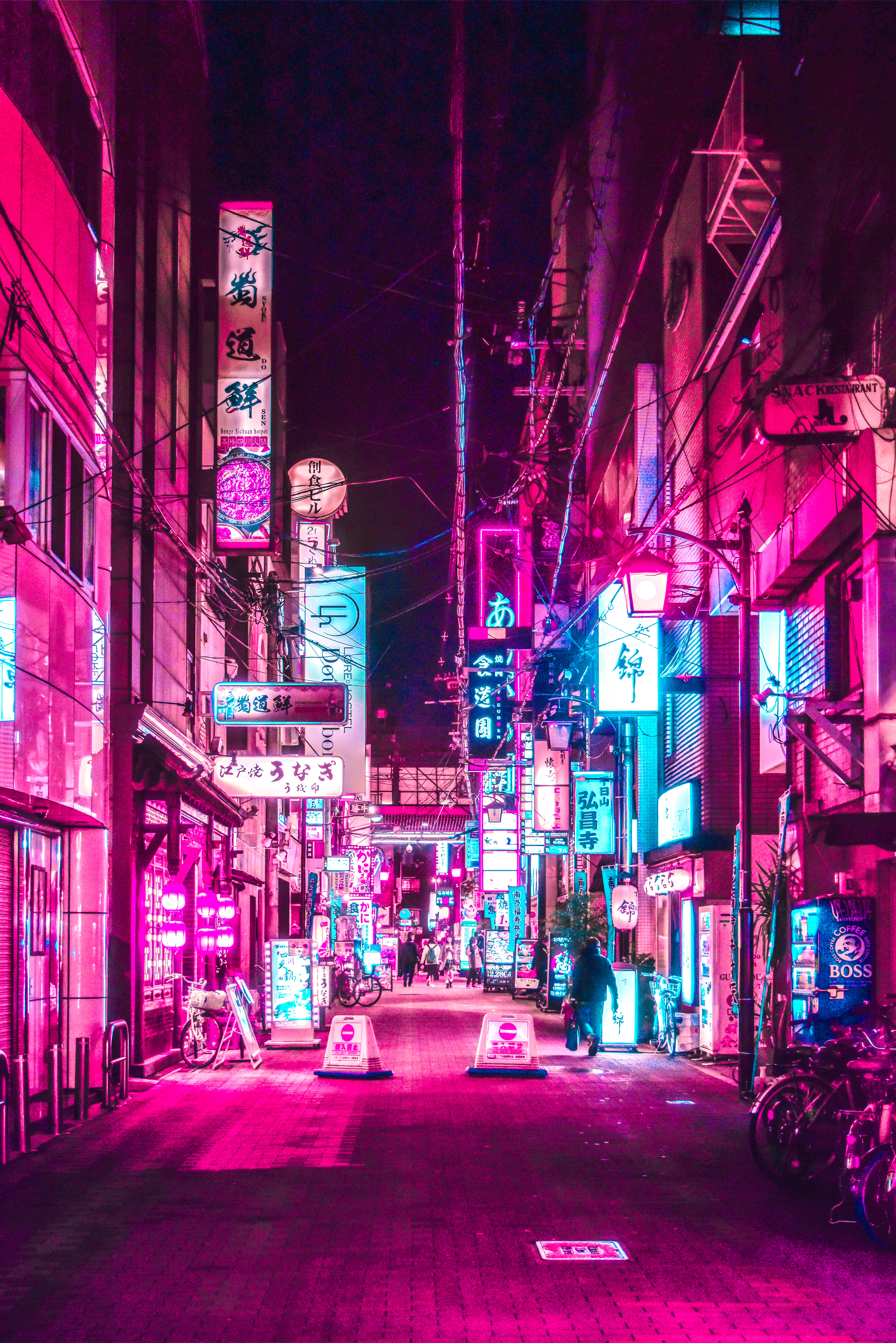 駕馭閃耀霓虹的城市天際線 壁紙 — 夜晚東京一條狹窄小巷，被擁擠店舖門面的電光粉紅和青色霓虹招牌淹沒。
