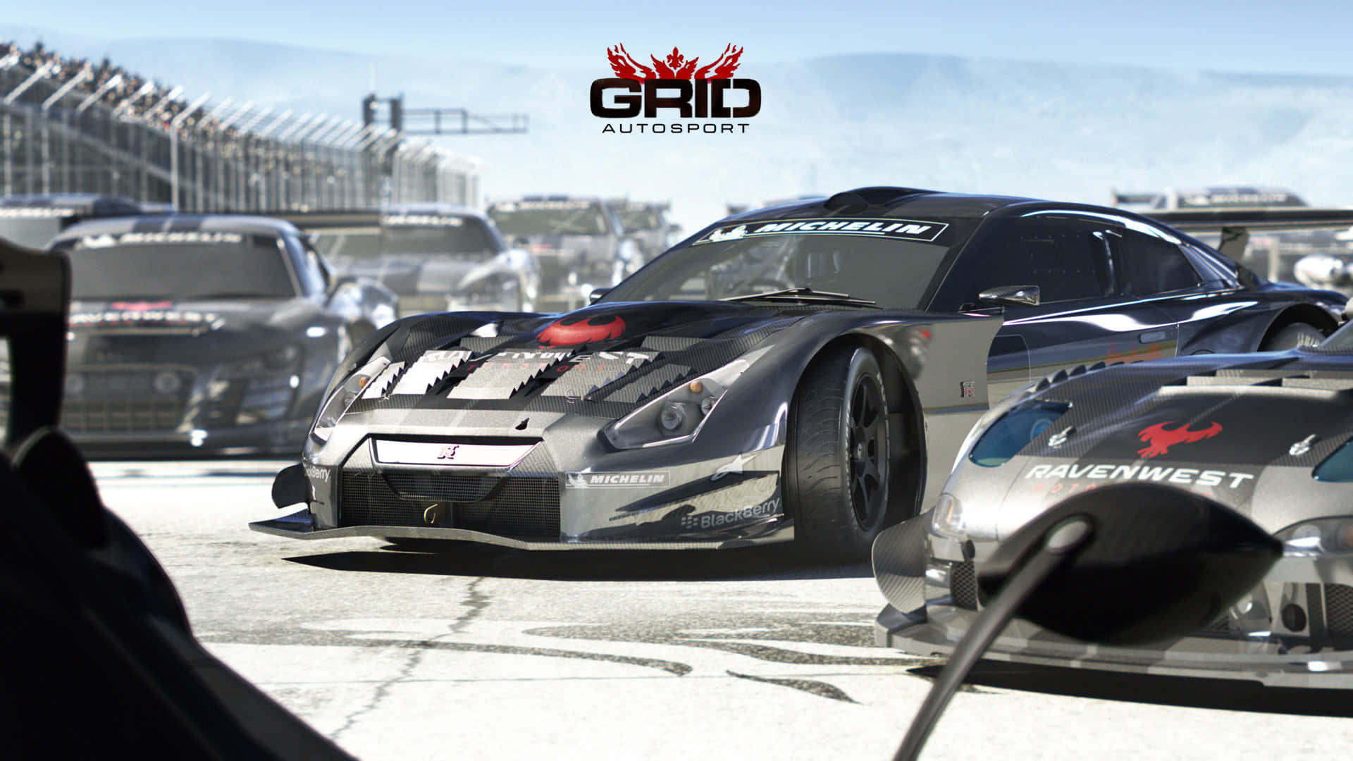 駕馭頂級賽車，體驗1080p Grid Autosport 壁紙 — 一架時尚的銀色賽車，帶有黑色飾邊和贊助商標誌，在陽光明媚的賽道上奔馳，背景有其他車輛。
