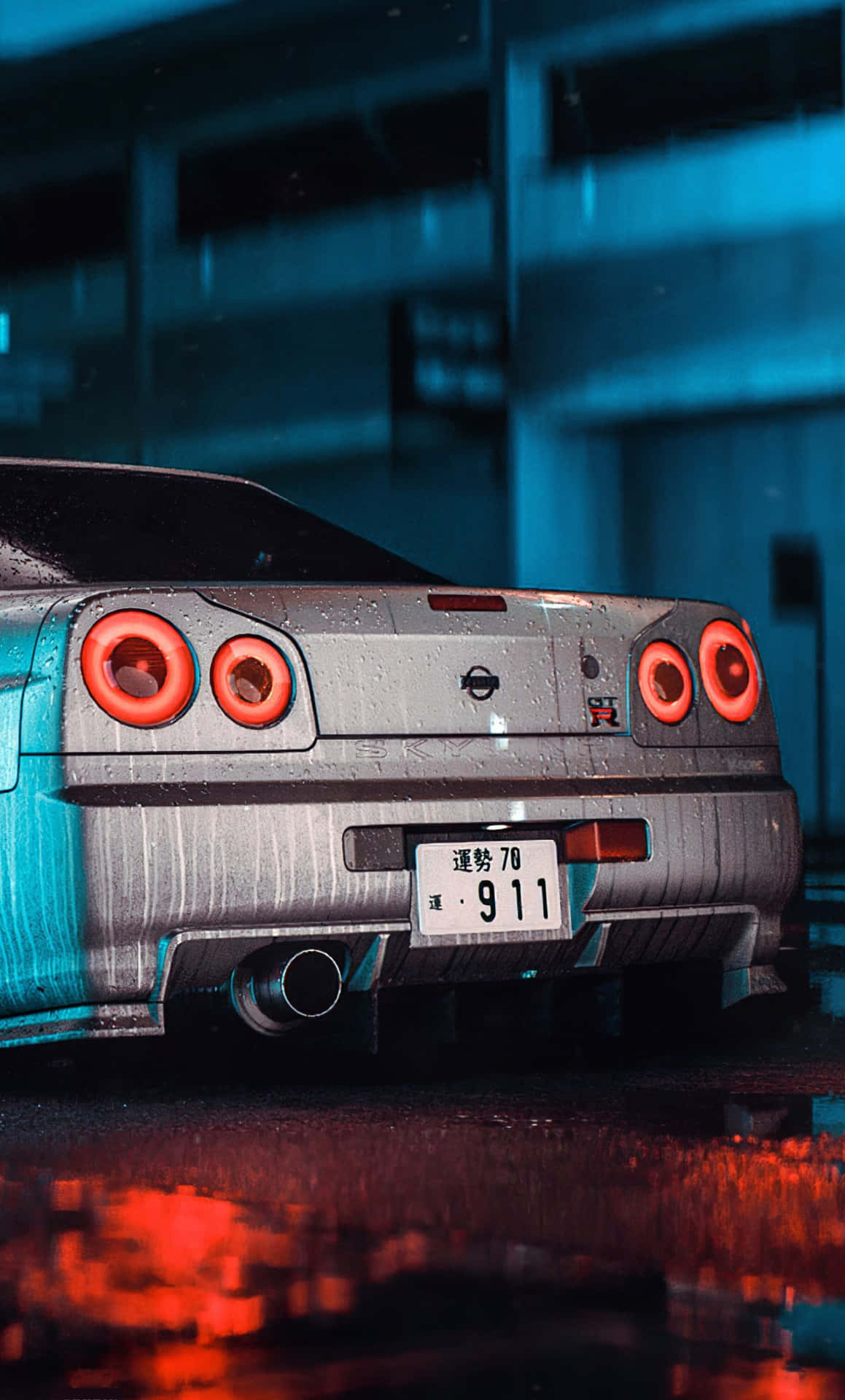 銀色日產R34 GT-R，紅色尾燈，停泊在雨夜的都市中。