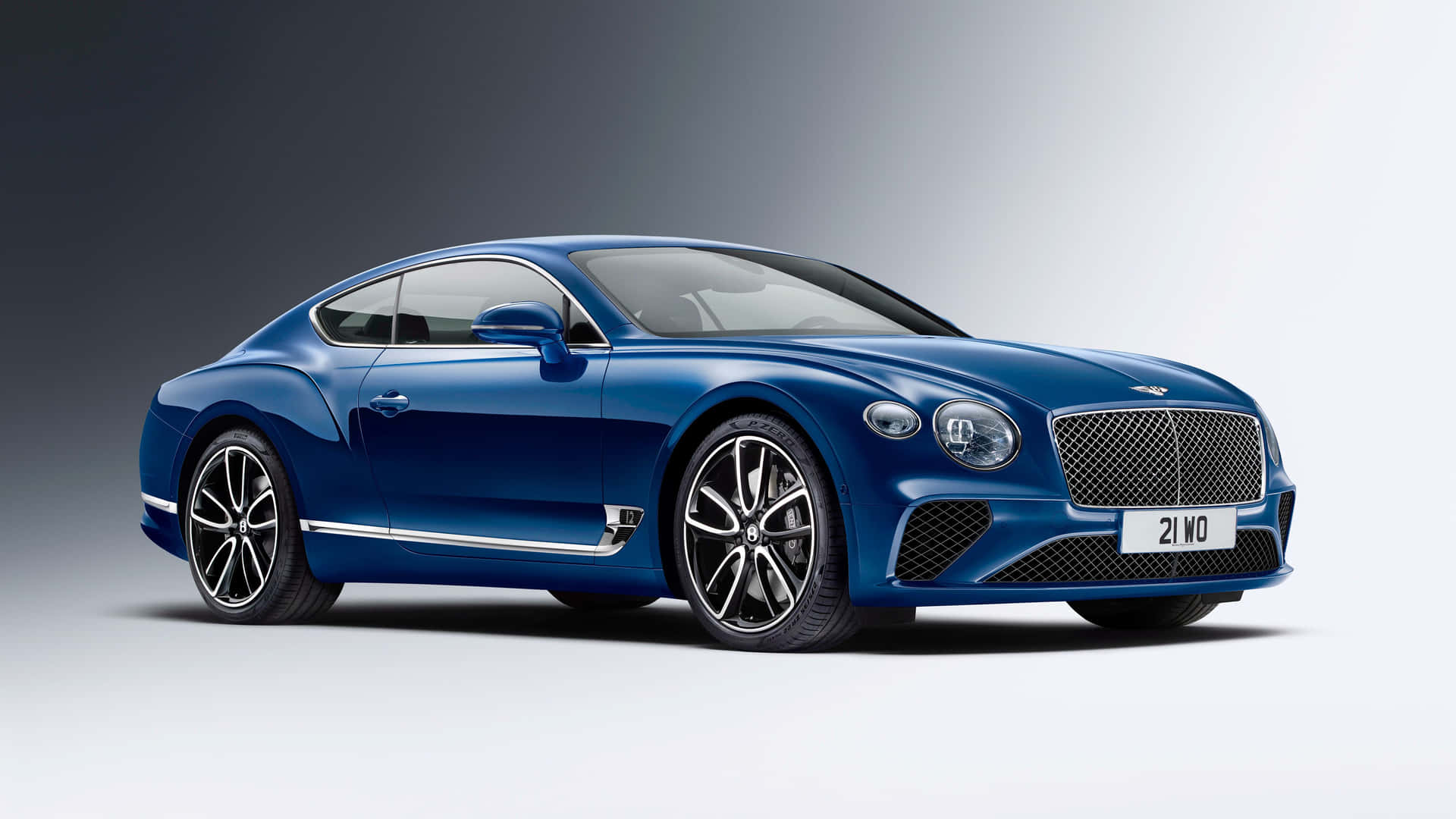 藍色賓利 Continental GT 跑車在攝影棚燈光下
