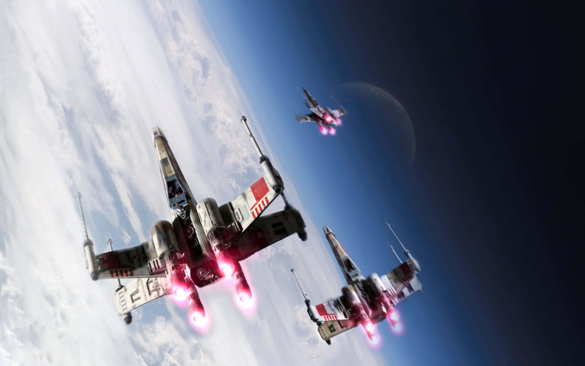 駕駛《星際大戰》X翼戰鬥機穿梭銀河 壁紙 — 三架X翼星際戰鬥機帶著發光的紅色引擎，在遠方有彎月的雲層上方藍天中翱翔。