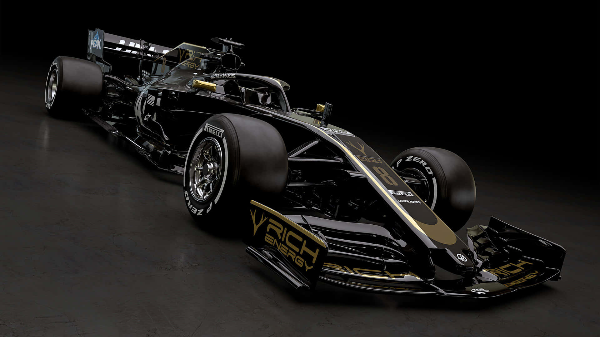 駕駛F1 2019，體驗極致競速 壁紙 — 一輛帶有「V RICH ENERGY」品牌標誌的時尚黑色和金色一級方程式賽車，在昏暗的攝影棚中以戲劇性的燈光展示。