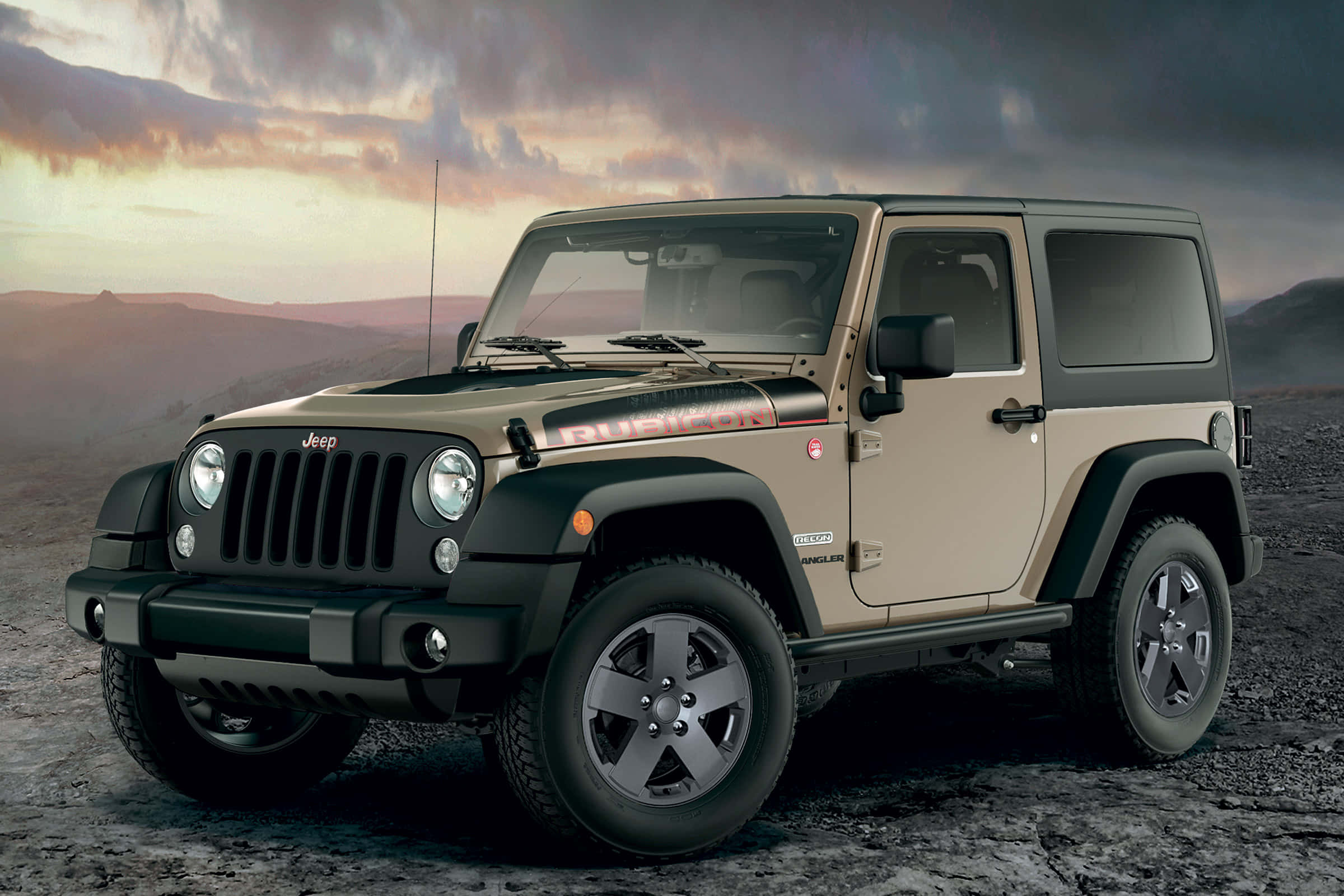駕駛Jeep Wrangler，享受時尚風采 壁紙 — 一輛米色和黑色的Jeep Wrangler在紫色和橙色雲彩的戲劇性日落天空下，堅固地矗立在岩石地形上。