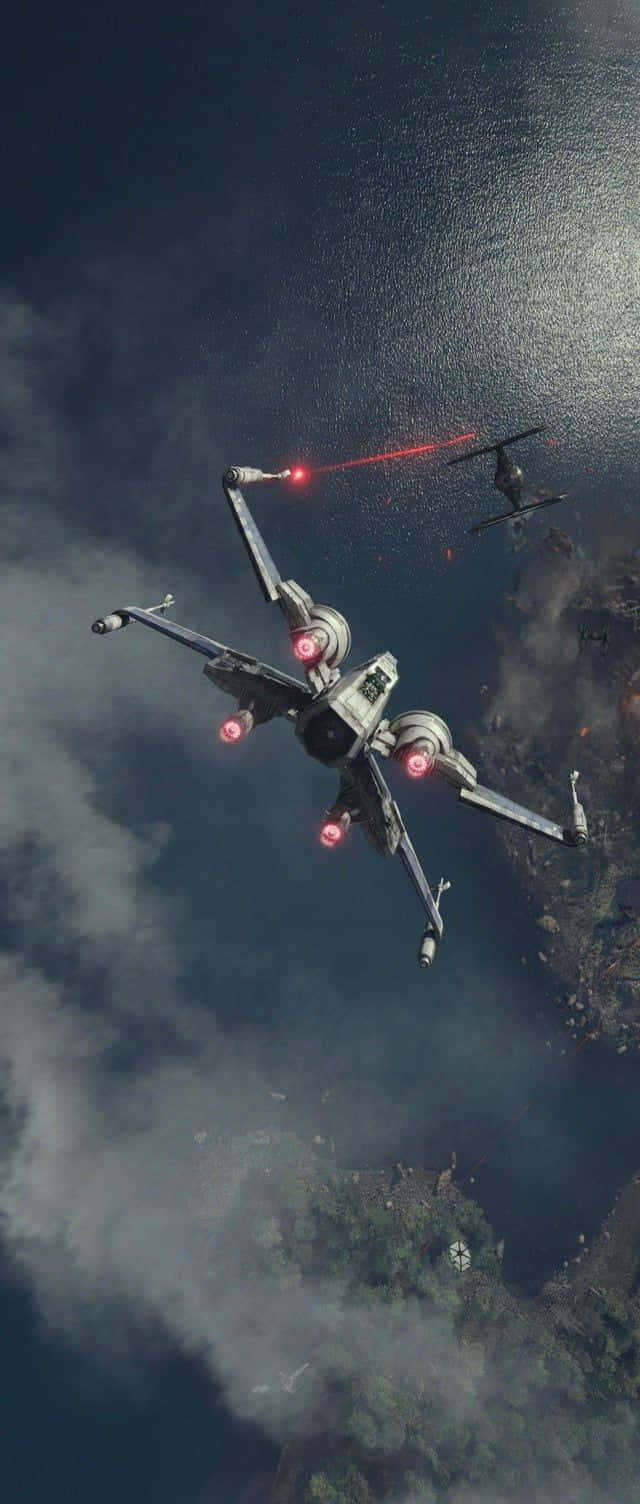 駕駛X翼戰鬥機拯救銀河！ 壁紙 — 一架星際戰鬥機喺霧氣籠罩嘅森林星球上空向敵艦發射紅色激光。