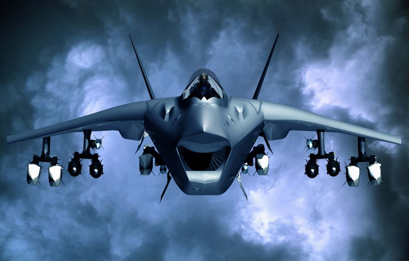 駕駛員穿越暴風雨 壁紙 — 一架流線型灰色隱形戰鬥機在暴風雨黃昏的天空中低飛，引擎發光並裝有武器。