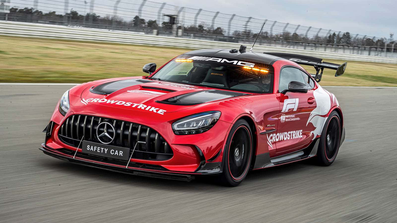 紅色 Mercedes-AMG GT 安全車在賽道上奔馳，呈現動態模糊效果。