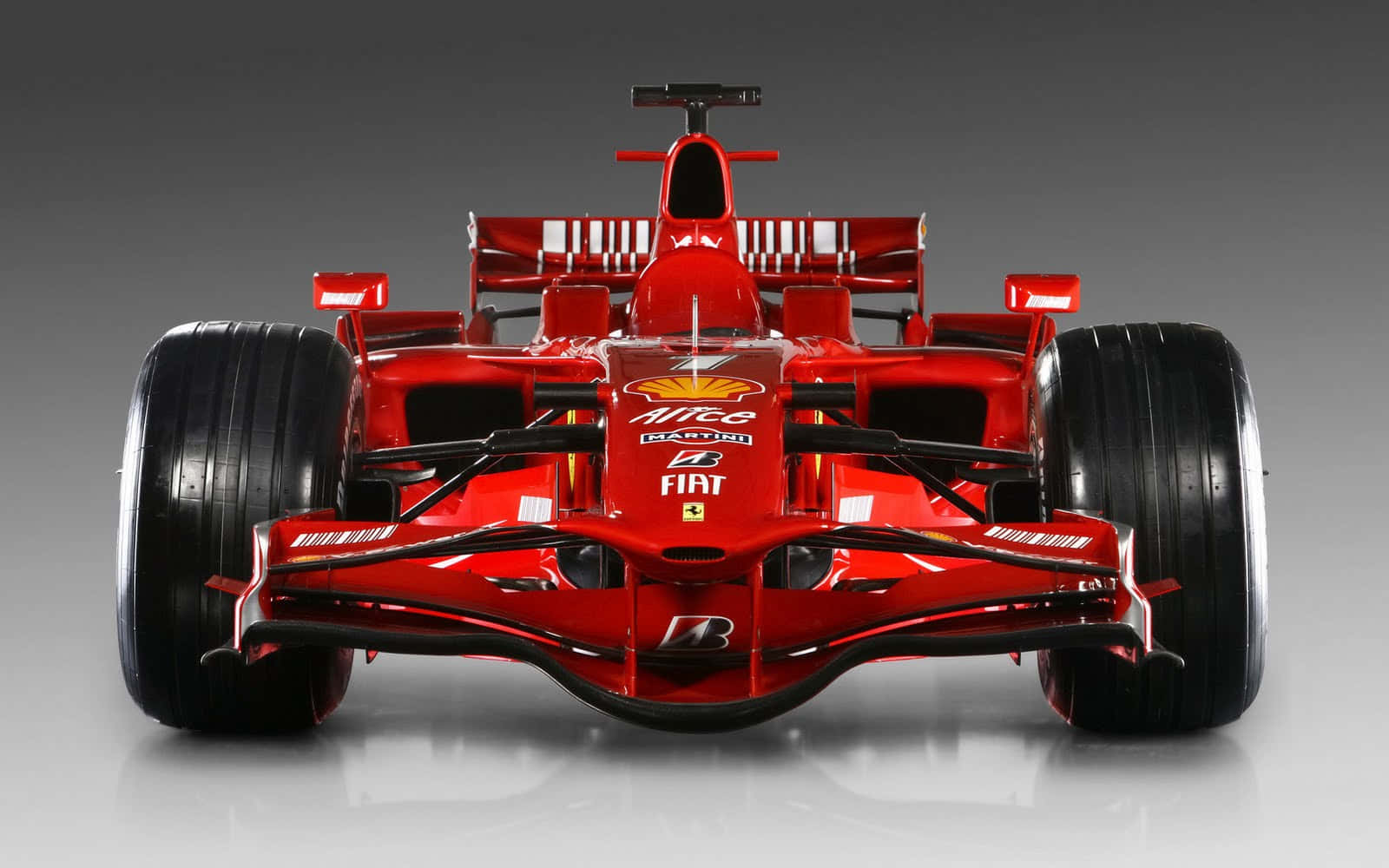 紅色法拉利F1賽車正面視圖在反光工作室地板上。