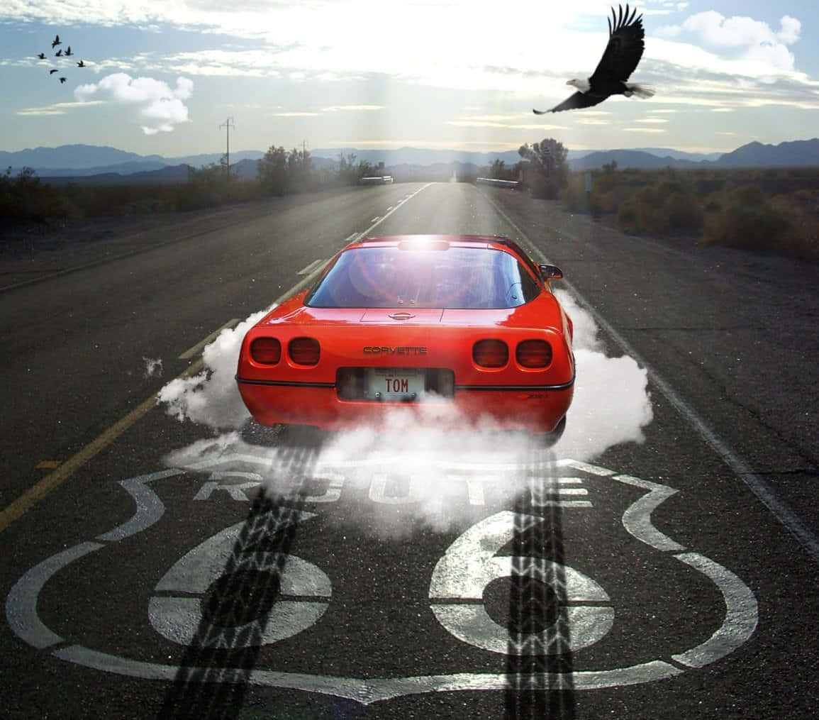 紅色Corvette在66號公路上飄移，鷹在沙漠日落上空飛翔。