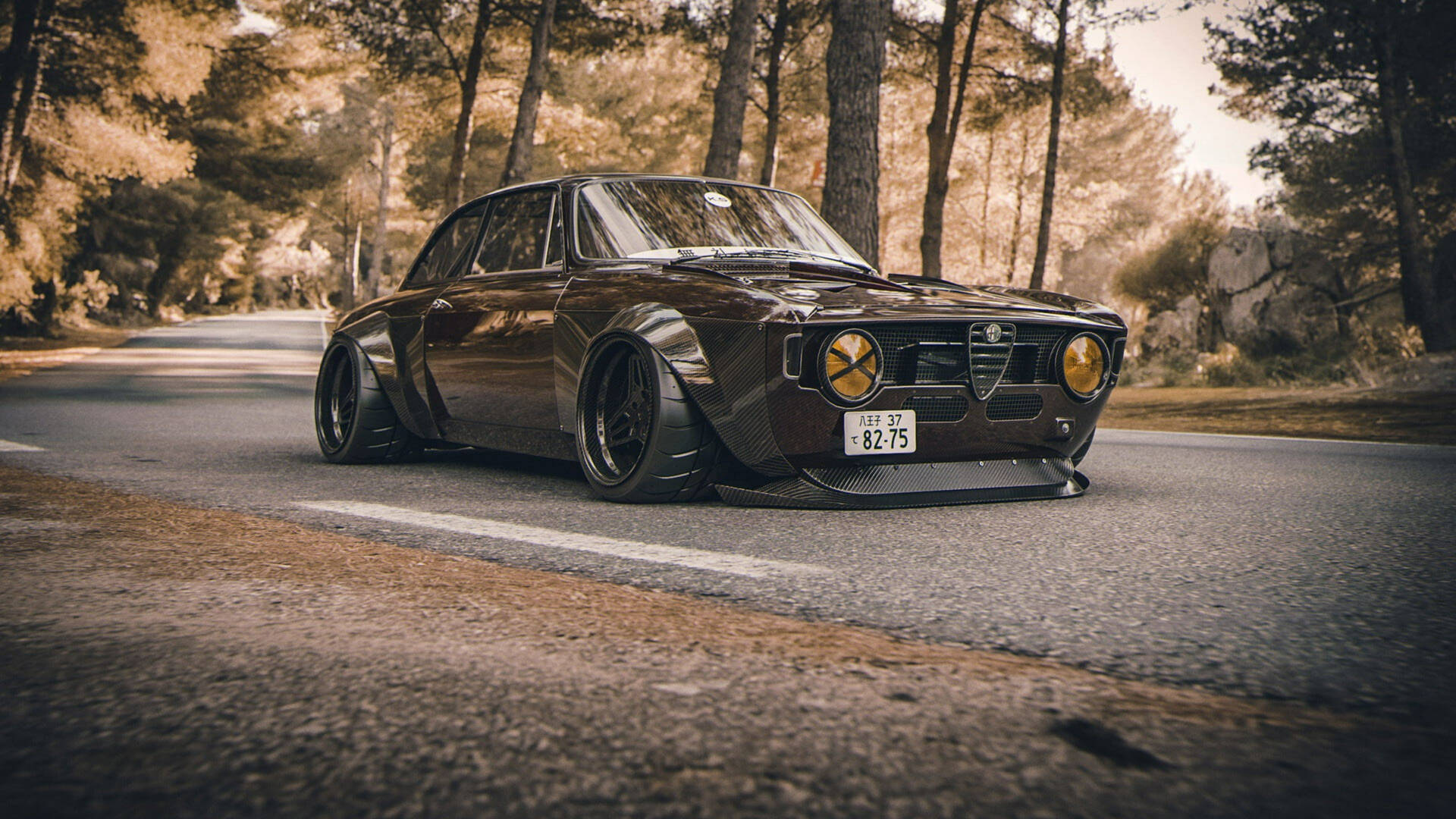 改裝的棕色 Alfa Romeo 跑車在黃昏時停在森林道路上。