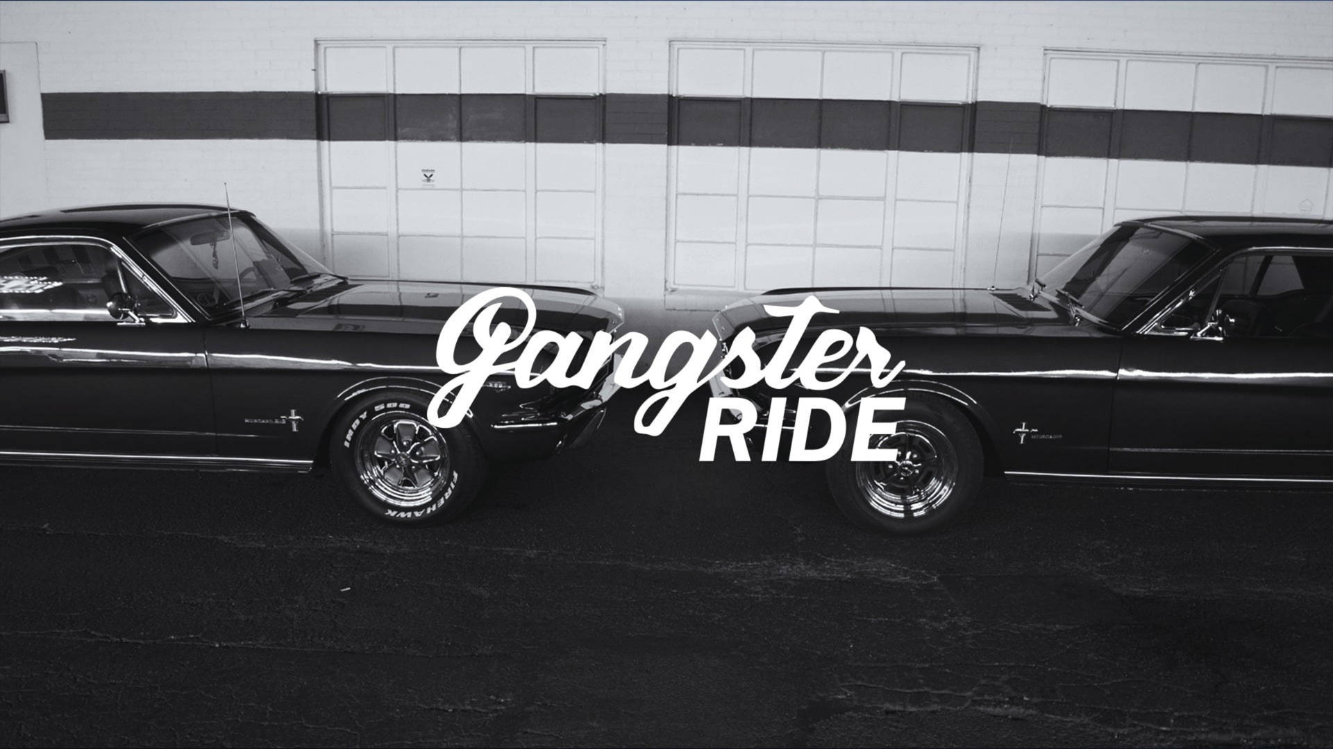 兩輛經典肌肉車停放在車庫中，帶有「Gangster Ride」文字。