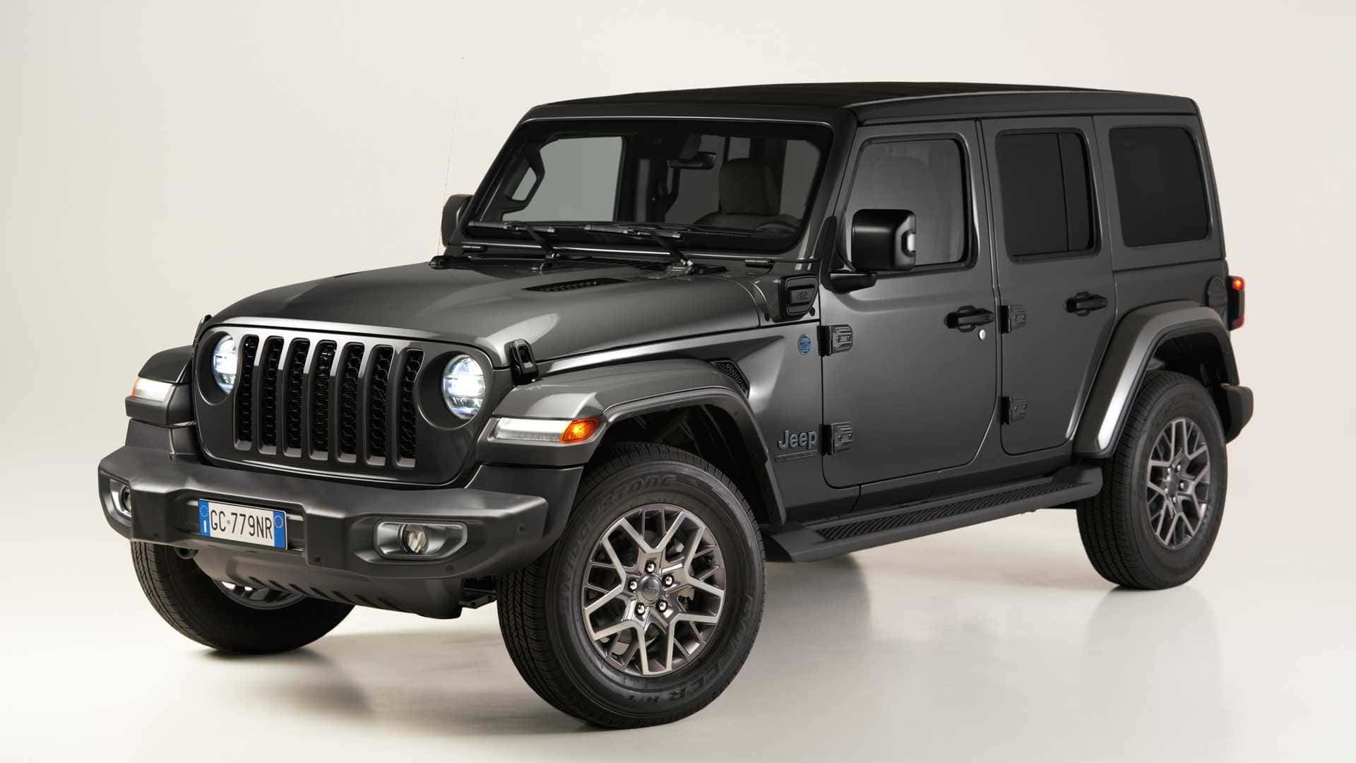 啞光黑色Jeep Wrangler SUV在工作室中，配有合金輪圈和潔白背景。