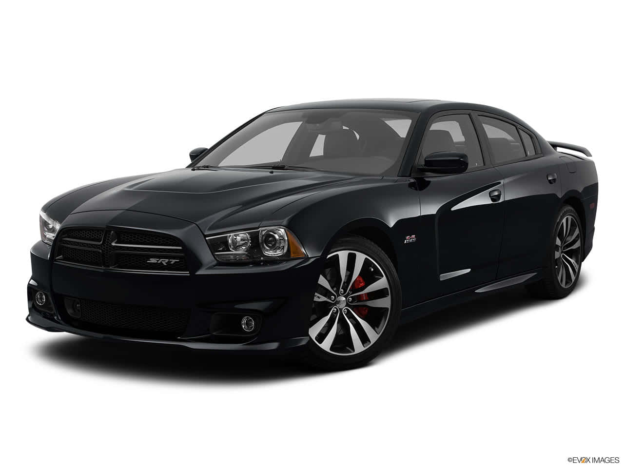 黑色Dodge Charger SRT轎車，配備銀色制動卡鉗和合金輪圈。