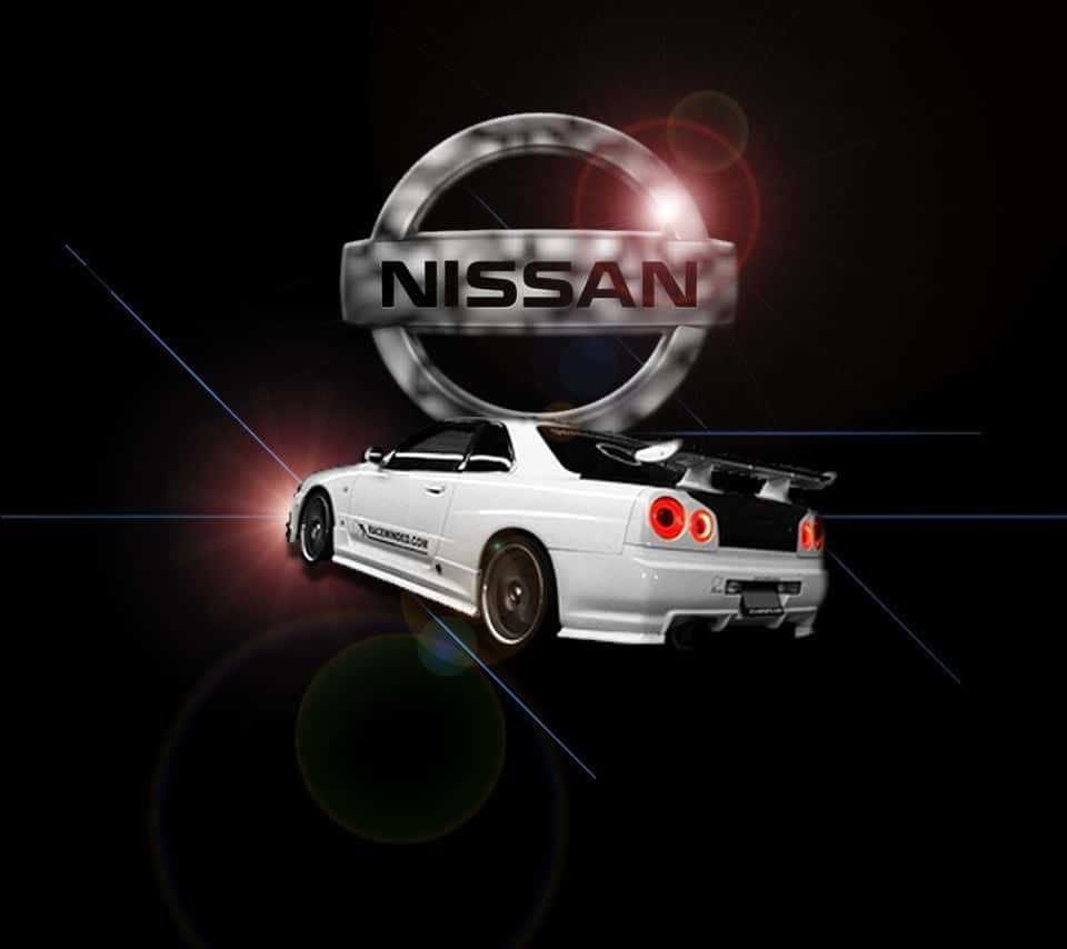 白色日產GT-R跑車，紅色尾燈在金屬日產標誌下發光。