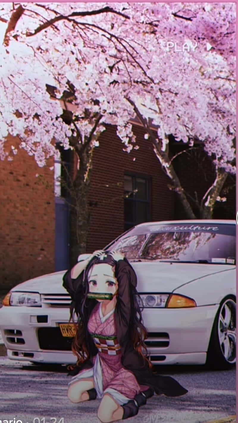 身穿粉紅和服的動漫女孩跪在白色跑車旁，櫻花樹下。
