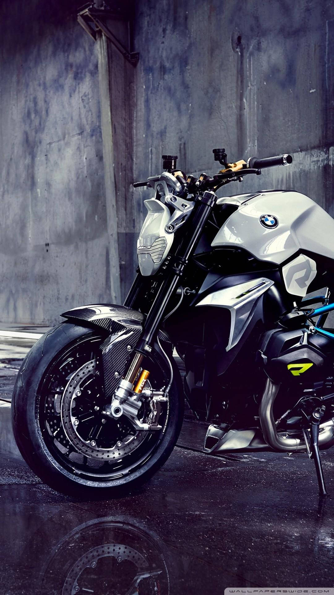 騎士征服山巔的4K摩托車 壁紙 — 一架時尚銀黑色BMW R 1250 R電單車，停泊在潮濕路面上，背景是風化了的混凝土牆。
