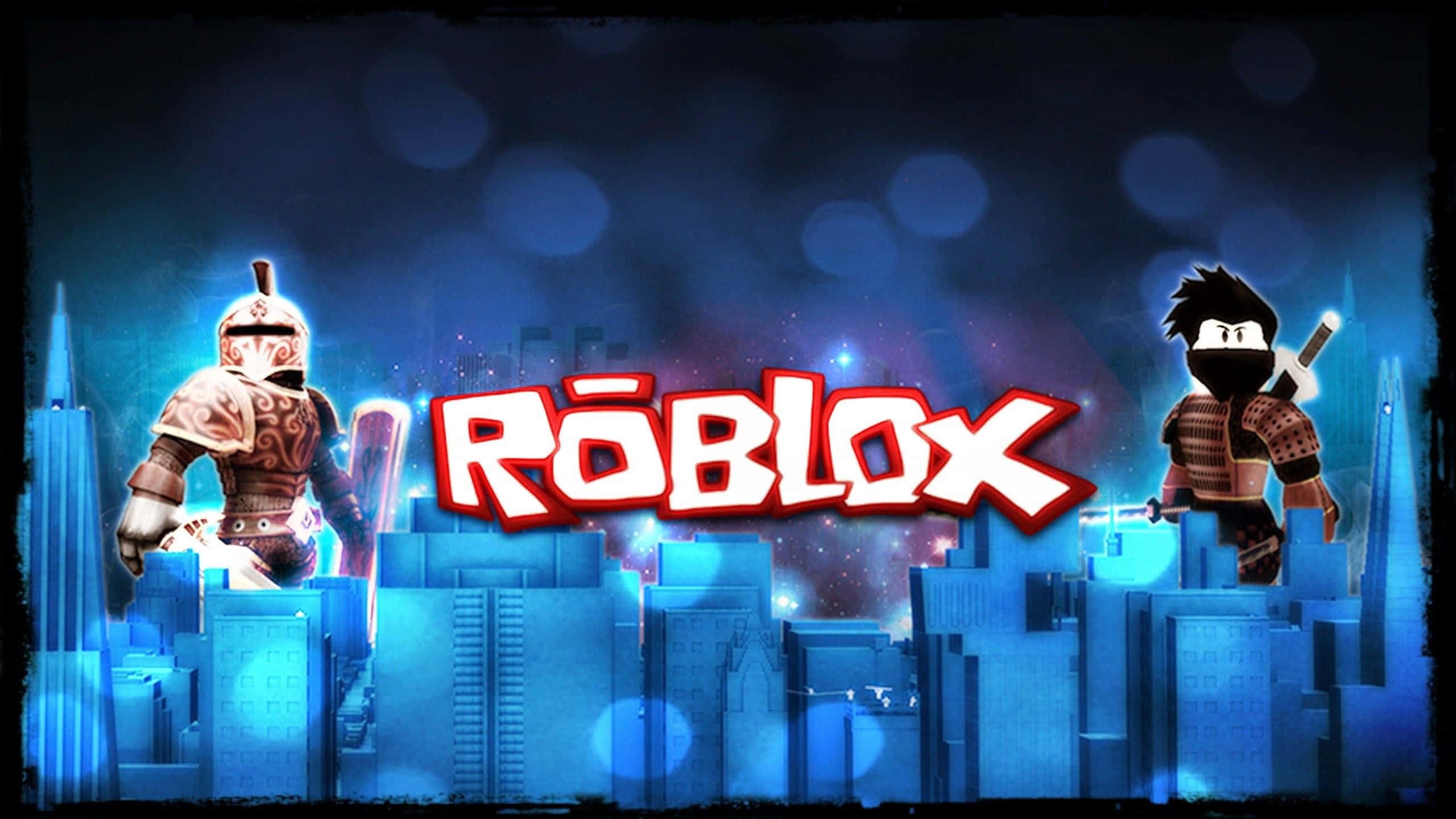 騎士盔甲與忍者 Roblox 標誌 壁紙 — 兩個 Roblox 頭像站在發光的藍色摩天大樓頂端，背景是黑暗的城市景觀，Roblox 標誌以粗體紅色顯示。