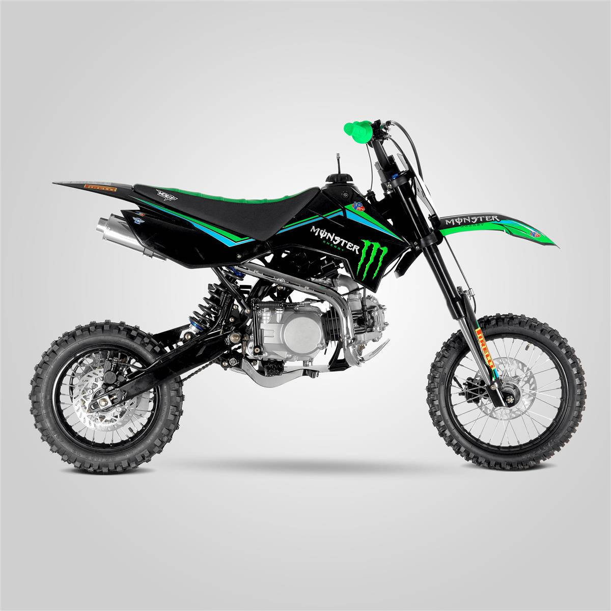 黑色和綠色Monster Energy越野電單車，配備防滑輪胎和鍍鉻細節。