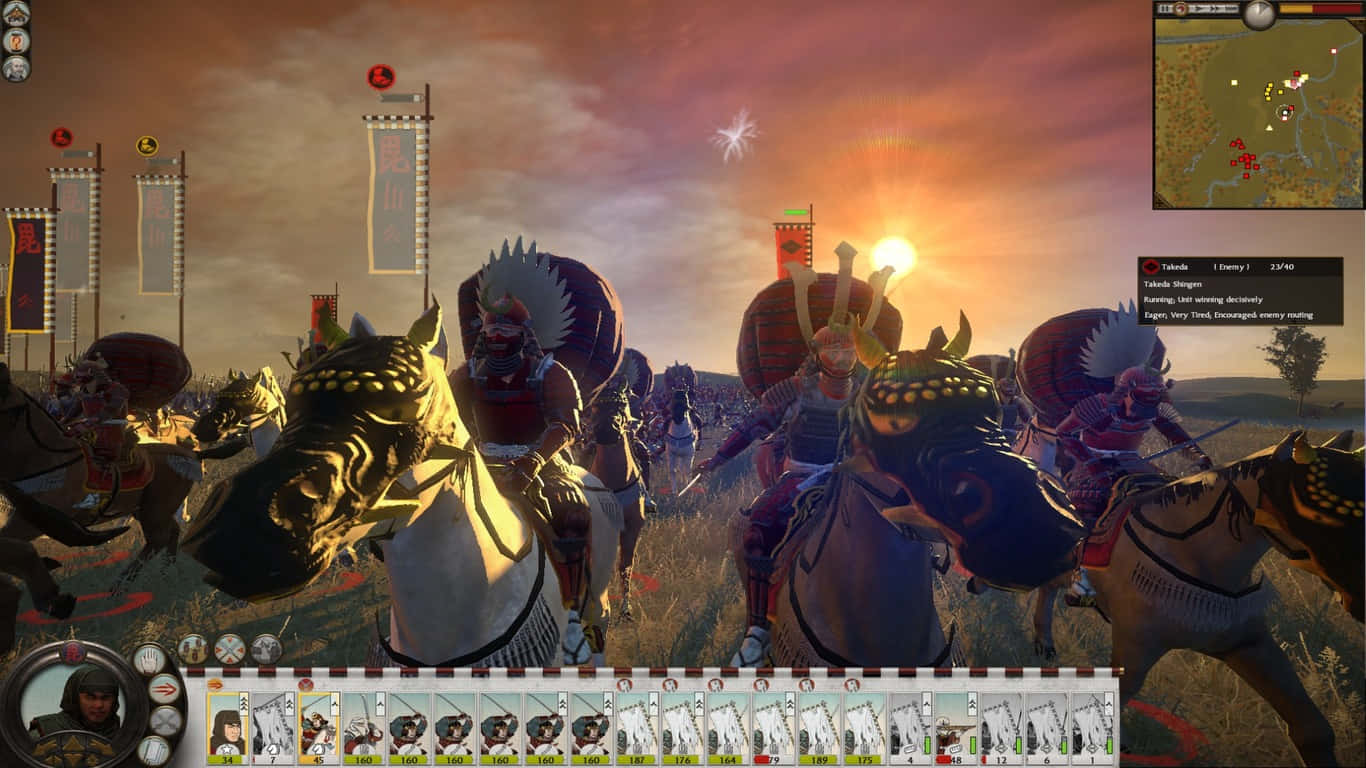 騎馬作戰 1366x768 Total War Shogun 2 背景 壁紙 — 武士騎兵在日落時分衝過草地，旗幟和UI元素清晰可見。