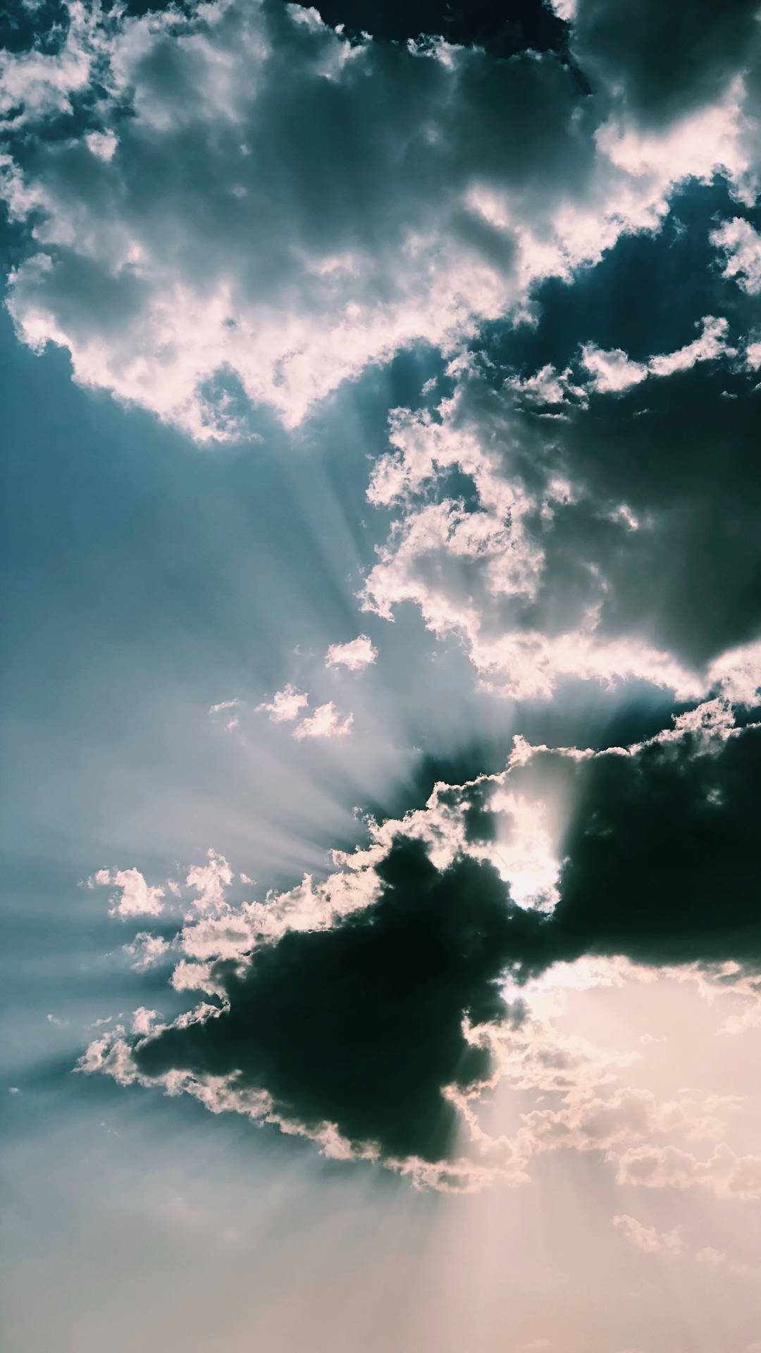 在戲劇性的天空場景中，陽光穿透烏雲。